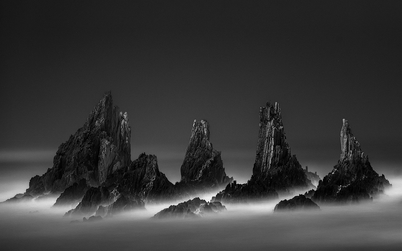 Monochrome Mountains in Mist HD Wallpaper