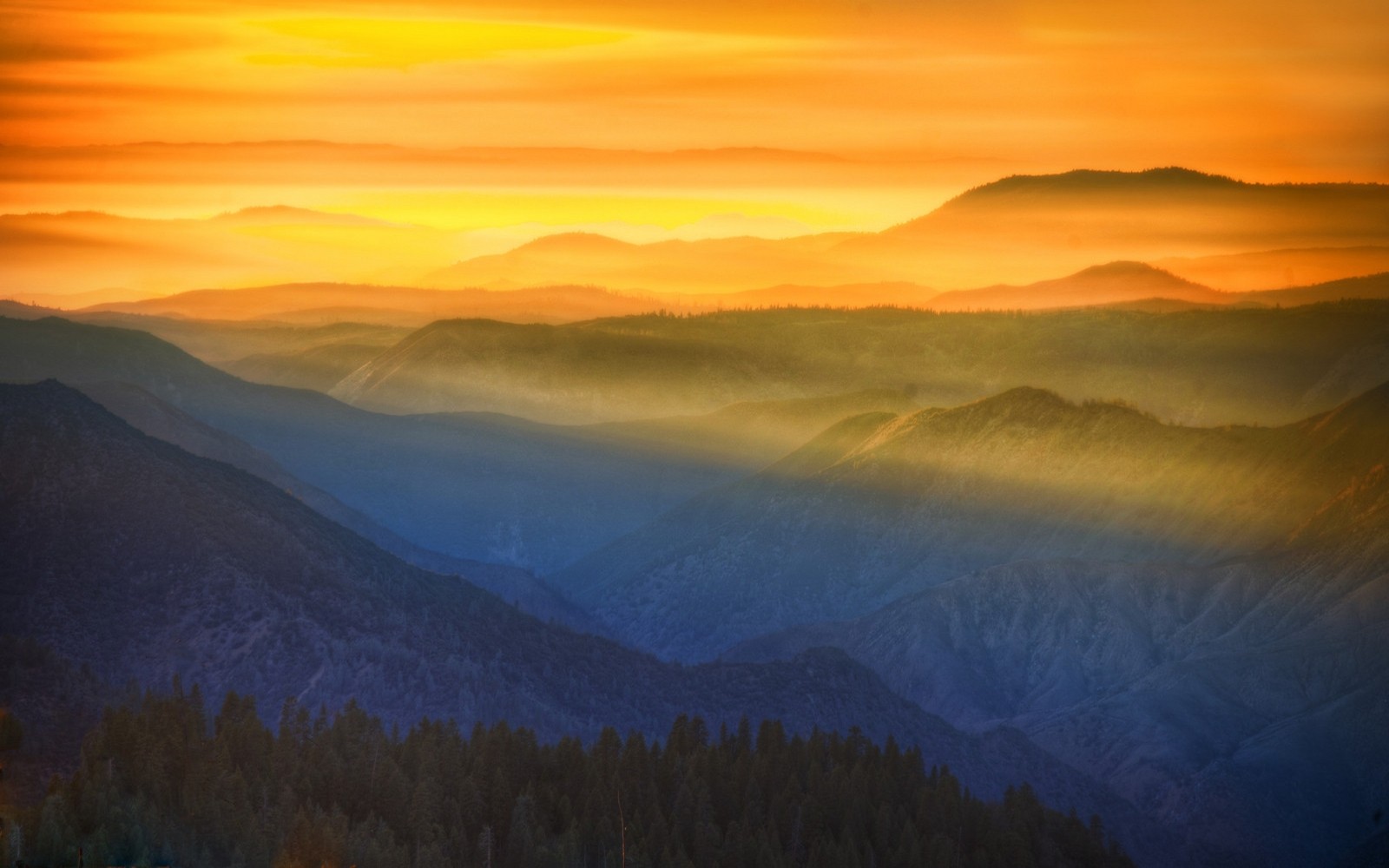 Sunset over mountains in Yosemite National Park with sun rays HD Wallpaper