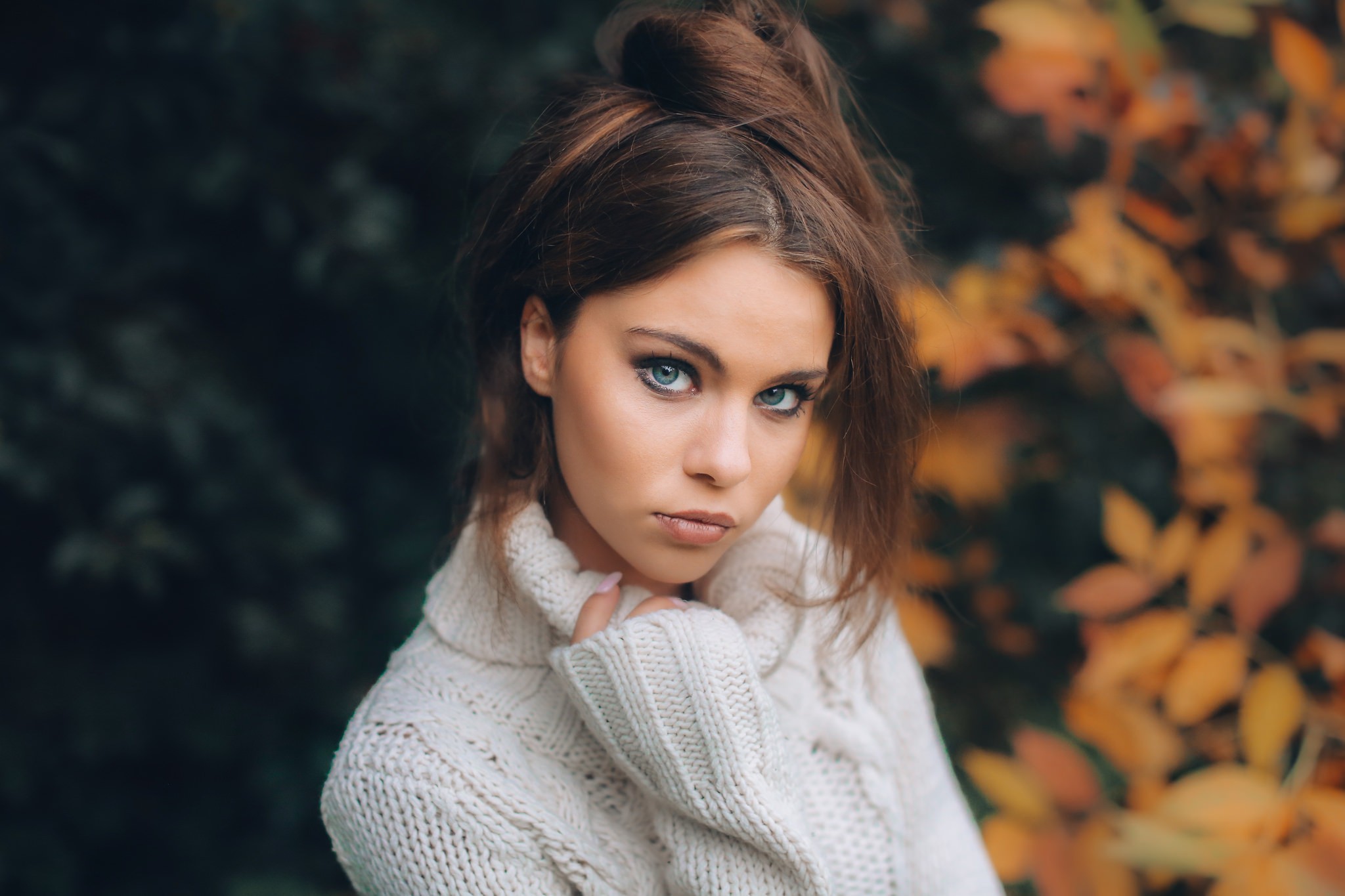 Portrait of a woman with blue eyes wearing a sweater HD Wallpaper
