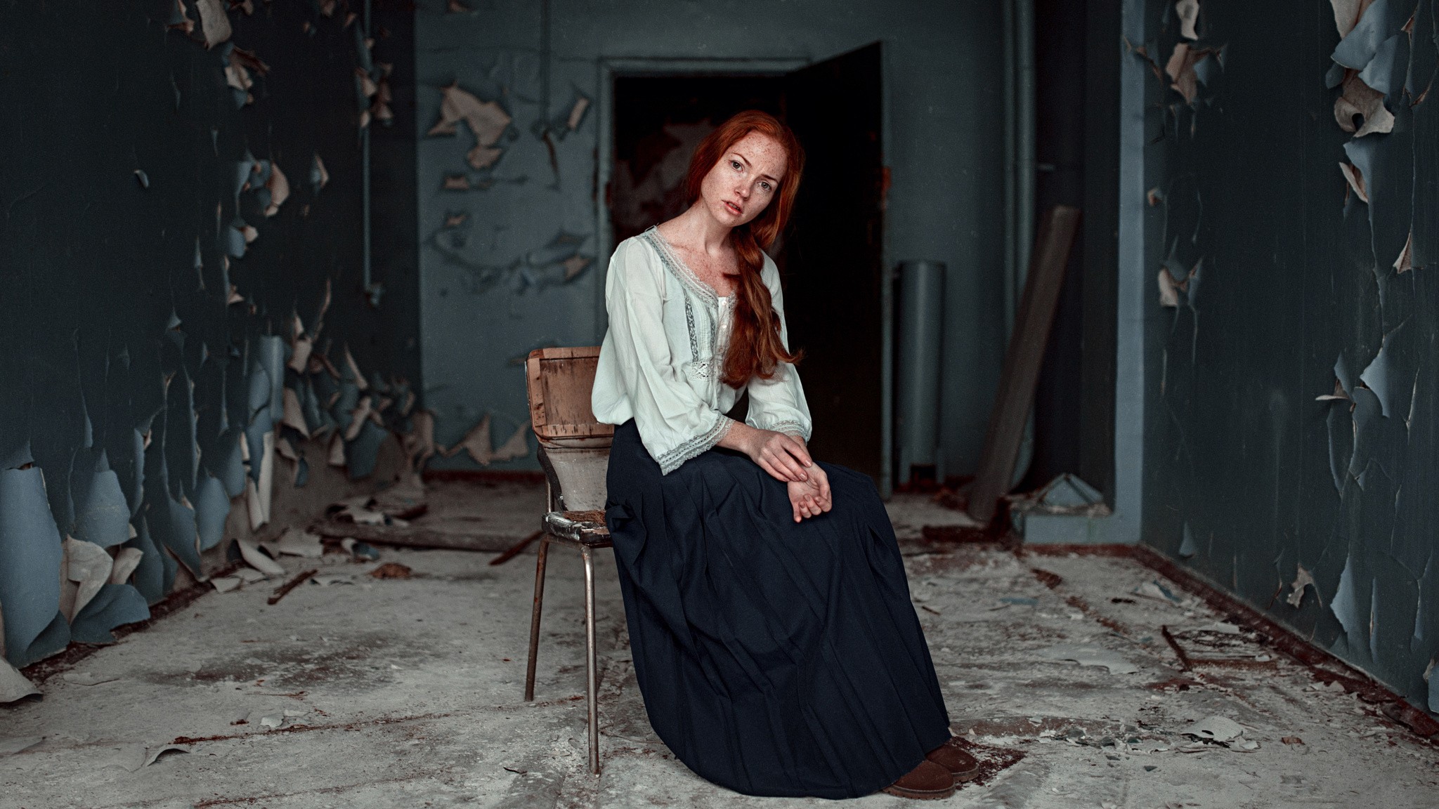 Oksana Butovskaya sitting in a chair in ruins HD Wallpaper