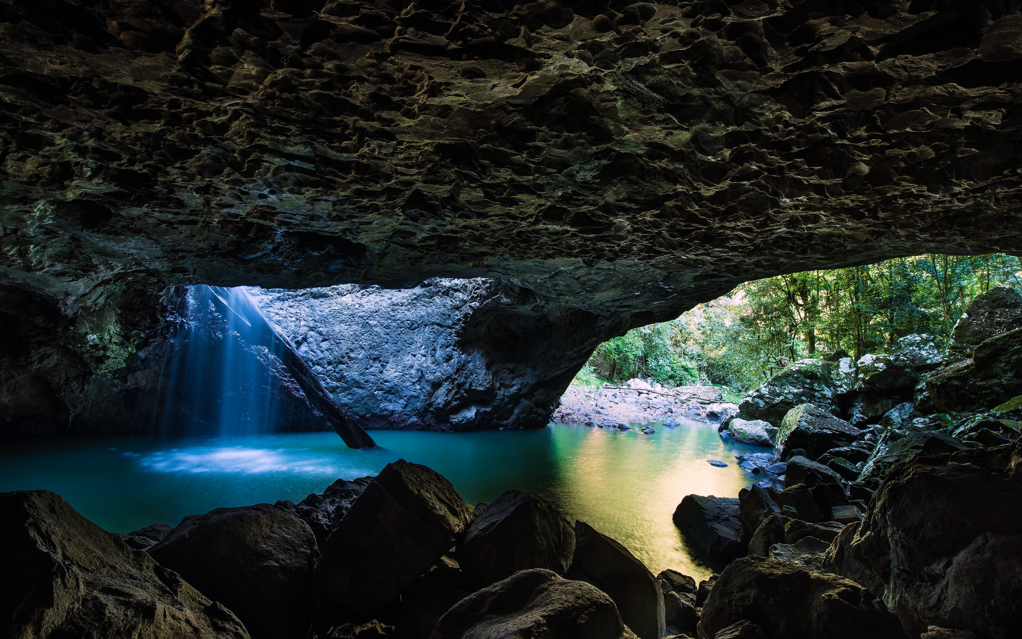 Cave with waterfall and turquoise pool in Australia HD Wallpaper
