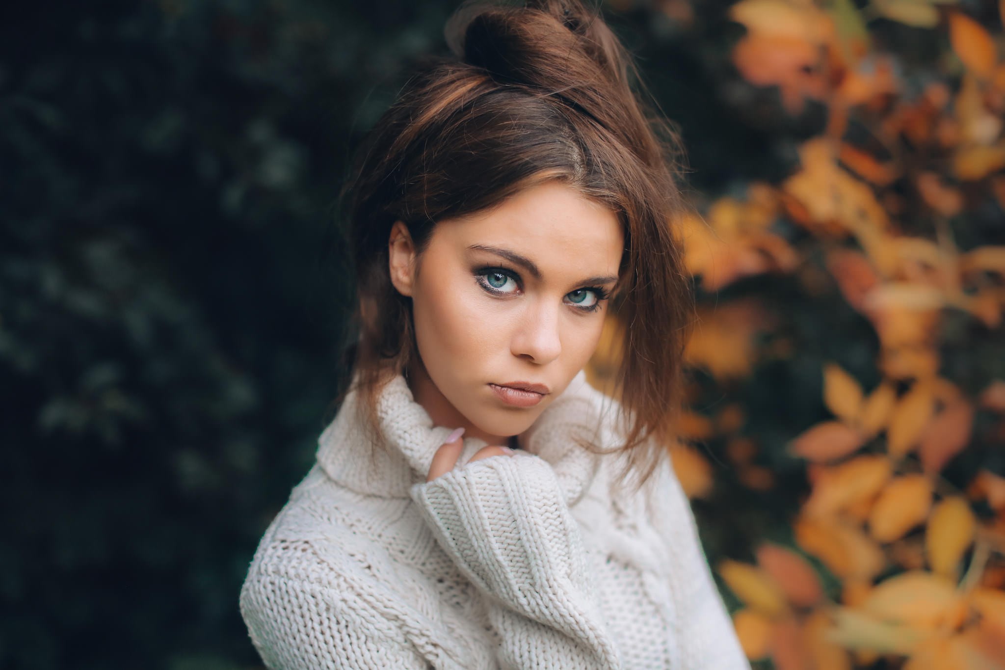 Portrait of a woman with blue eyes in a sweater HD Wallpaper