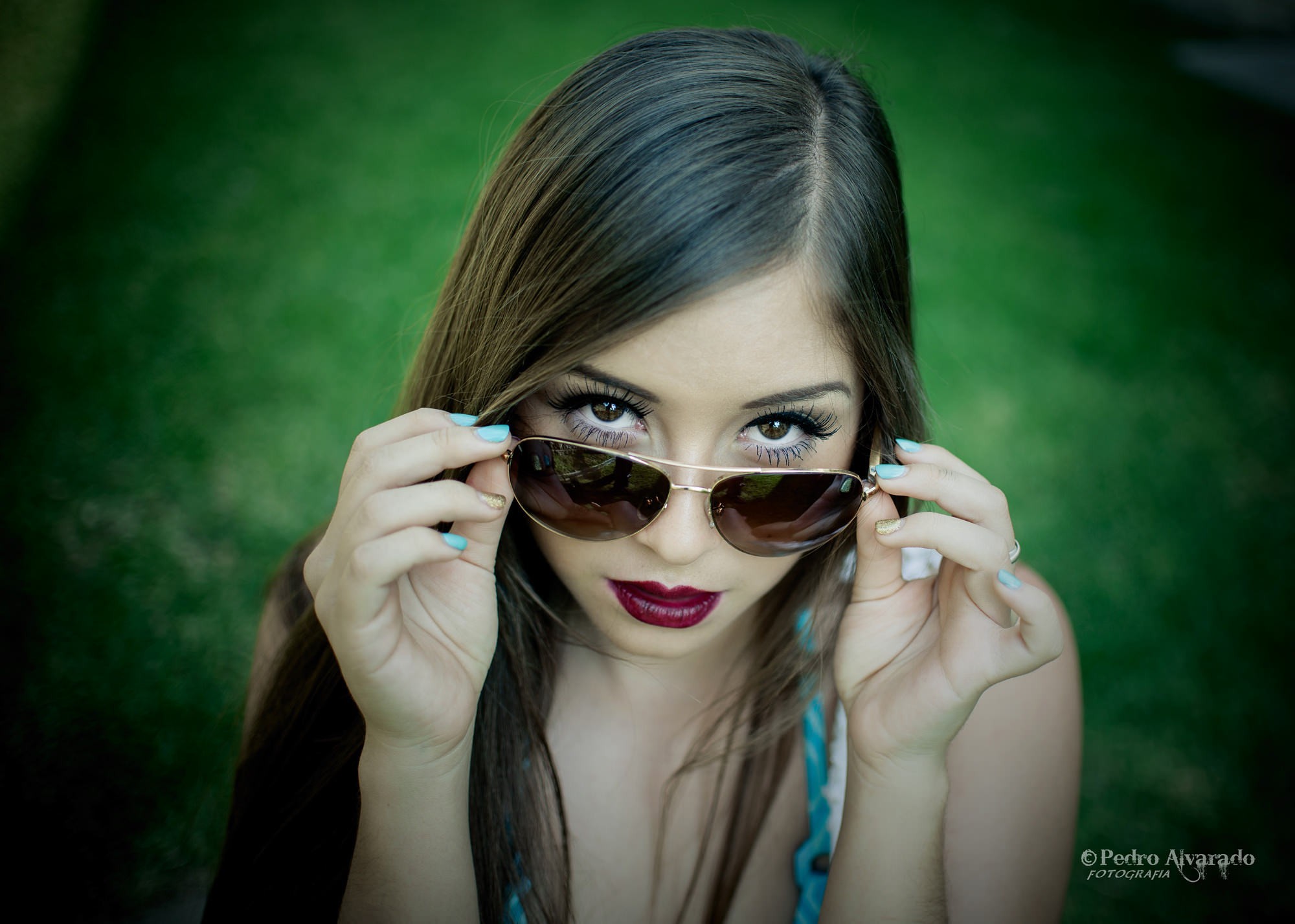Woman wearing sunglasses and dark lipstick HD Wallpaper