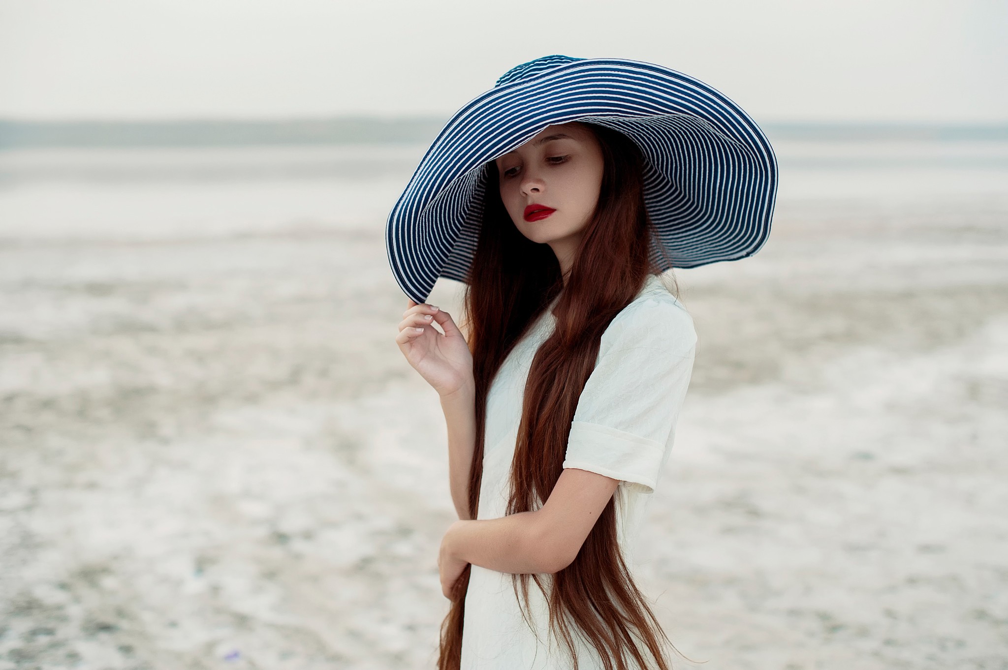 Woman in a wide-brimmed hat outdoors HD Wallpaper