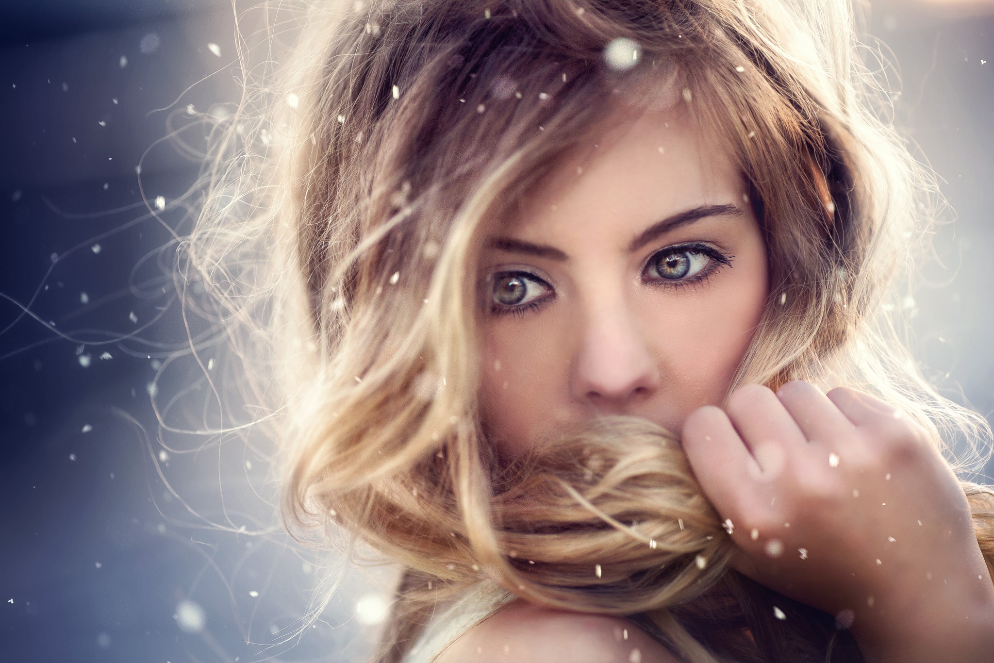 Portrait of a blonde woman with hazel eyes HD Wallpaper