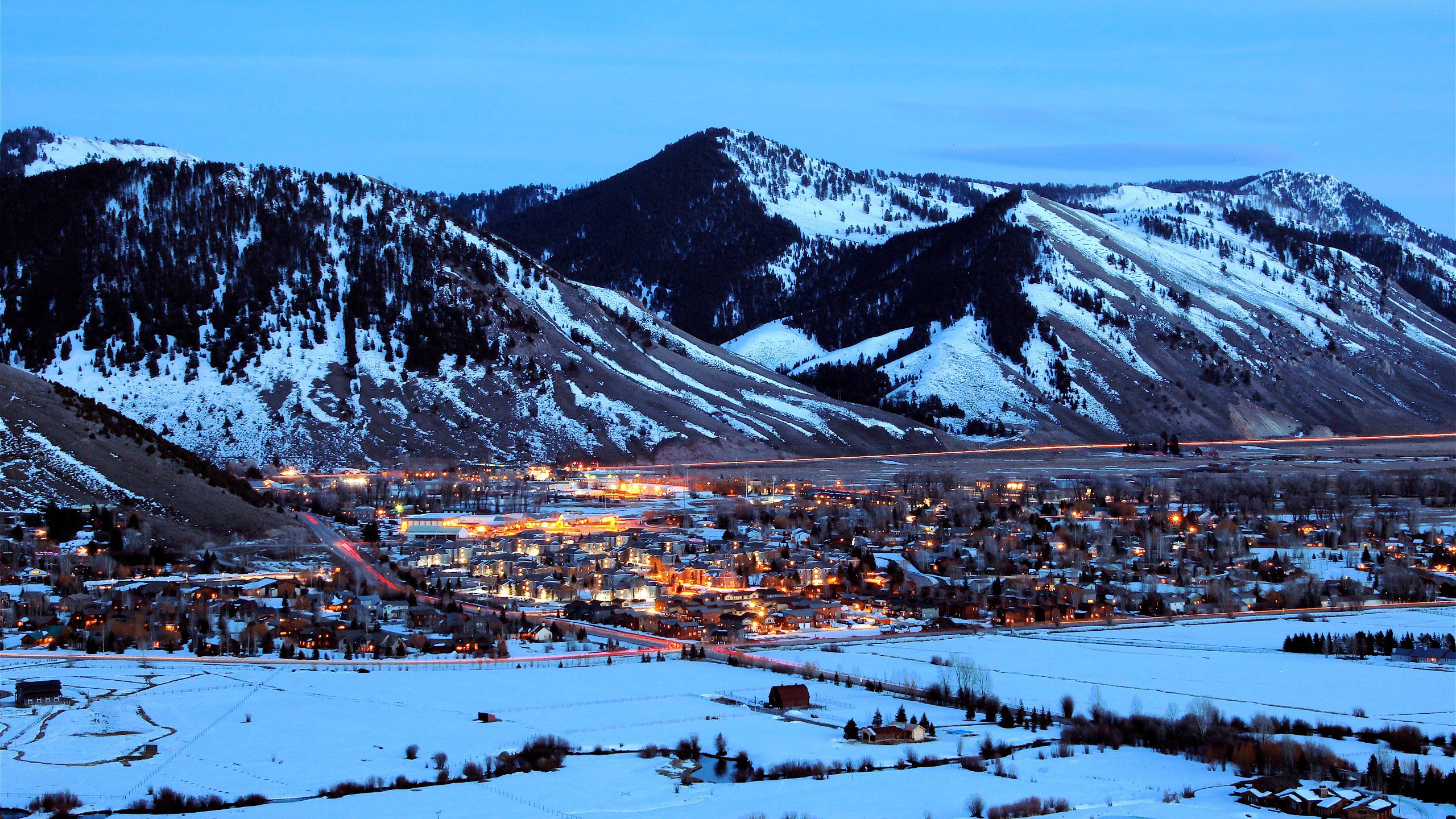 Jackson, Wyoming town in winter mountains HD Wallpaper