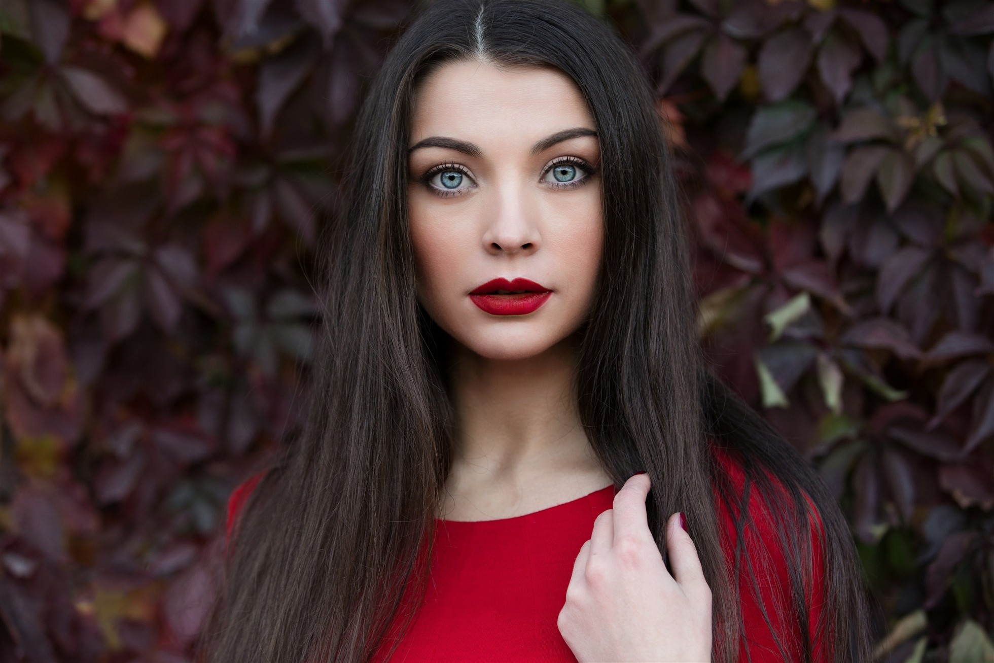 Woman with blue eyes and red lipstick HD Wallpaper