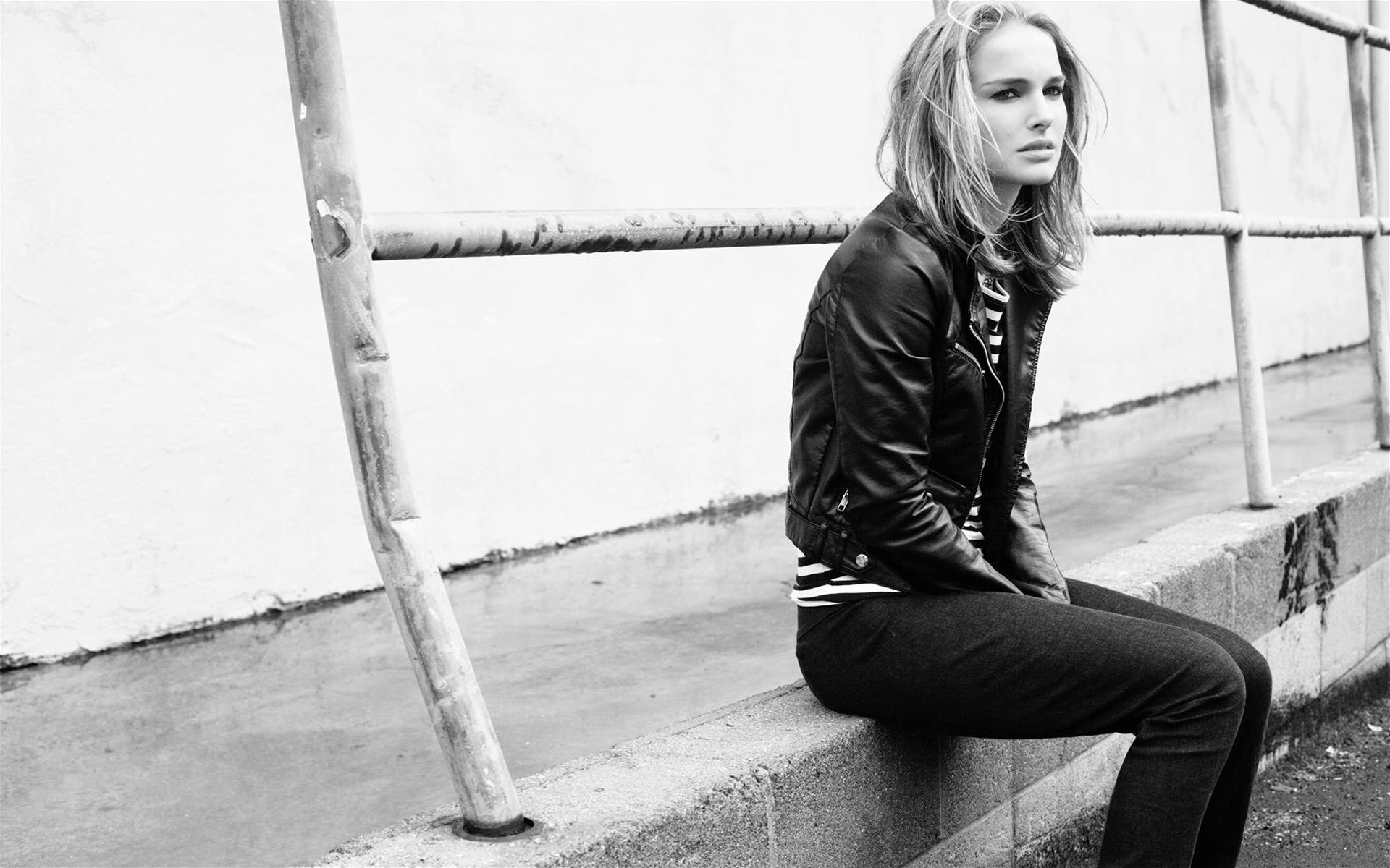 Natalie Portman in a leather jacket sitting outdoors HD Wallpaper
