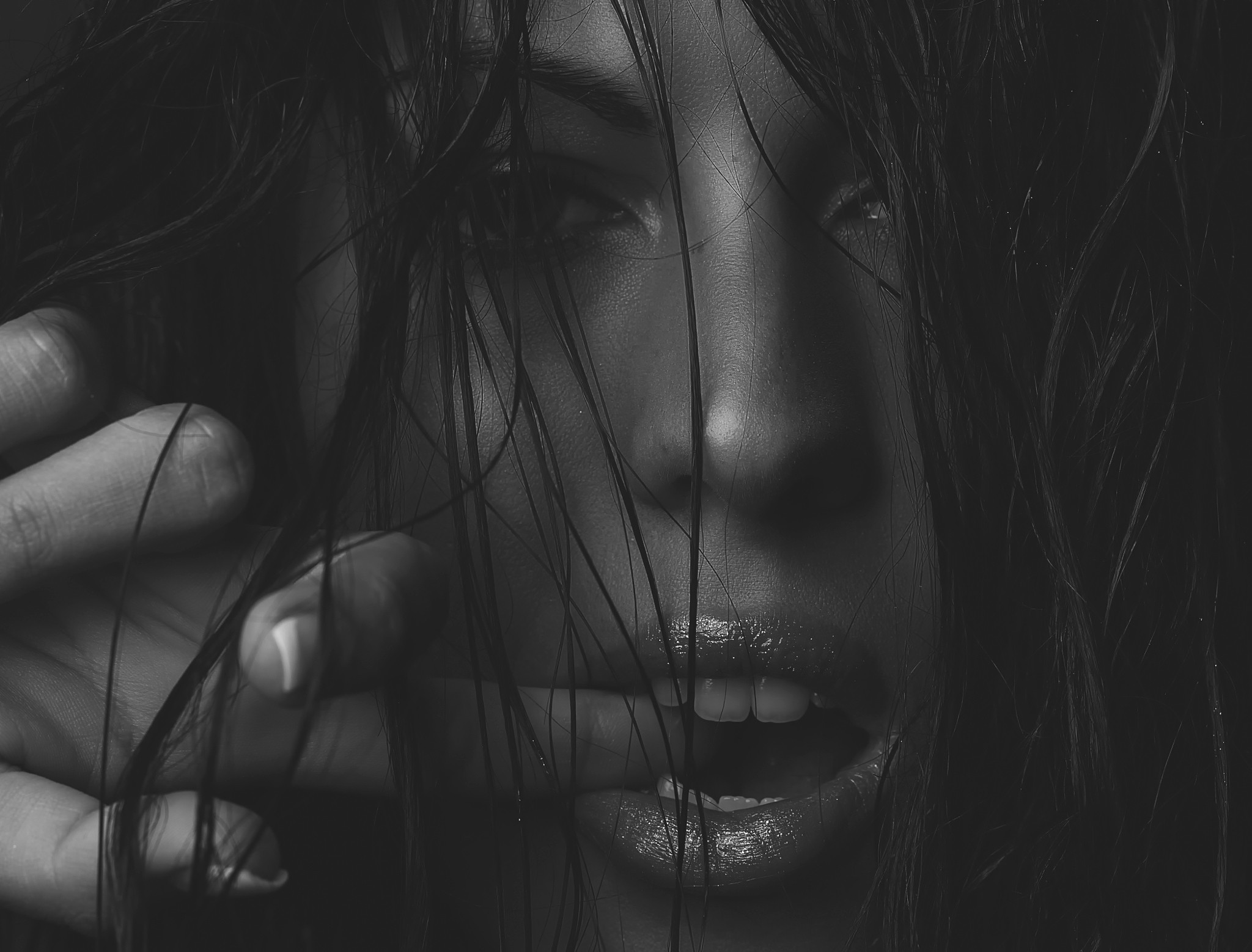 Monochrome portrait of a woman with wet hair HD Wallpaper