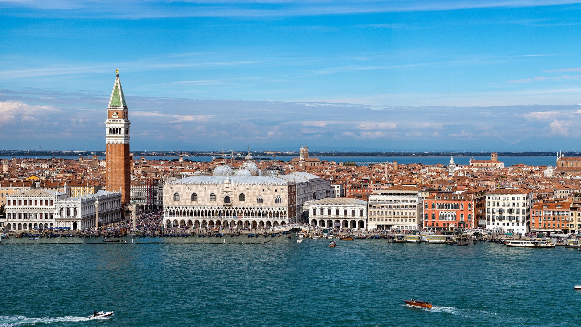 Venice cityscape with St Mark's Campanile and Doge's Palace HD Wallpaper