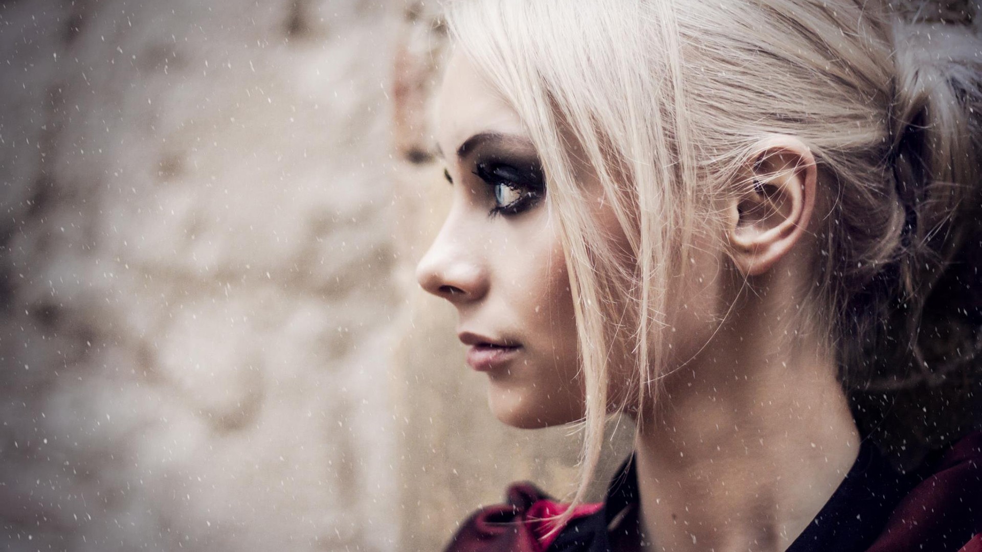 Woman with platinum blonde hair and dark eye makeup HD Wallpaper