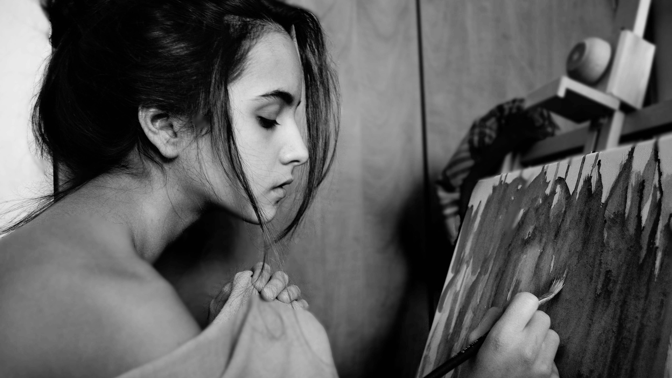Woman painting on canvas HD Wallpaper