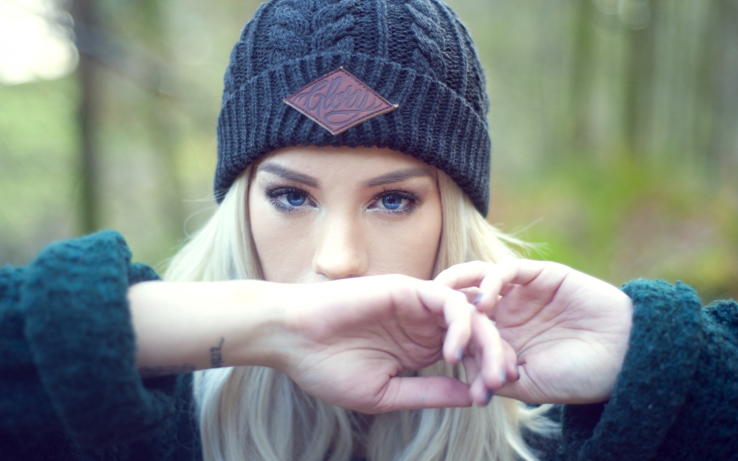 Woman with blonde hair and blue eyes wearing a beanie HD Wallpaper