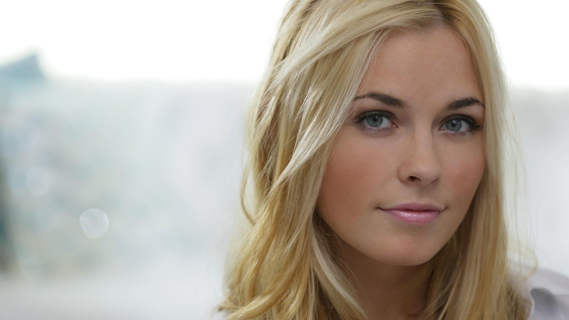 Blonde woman with blue eyes HD Wallpaper