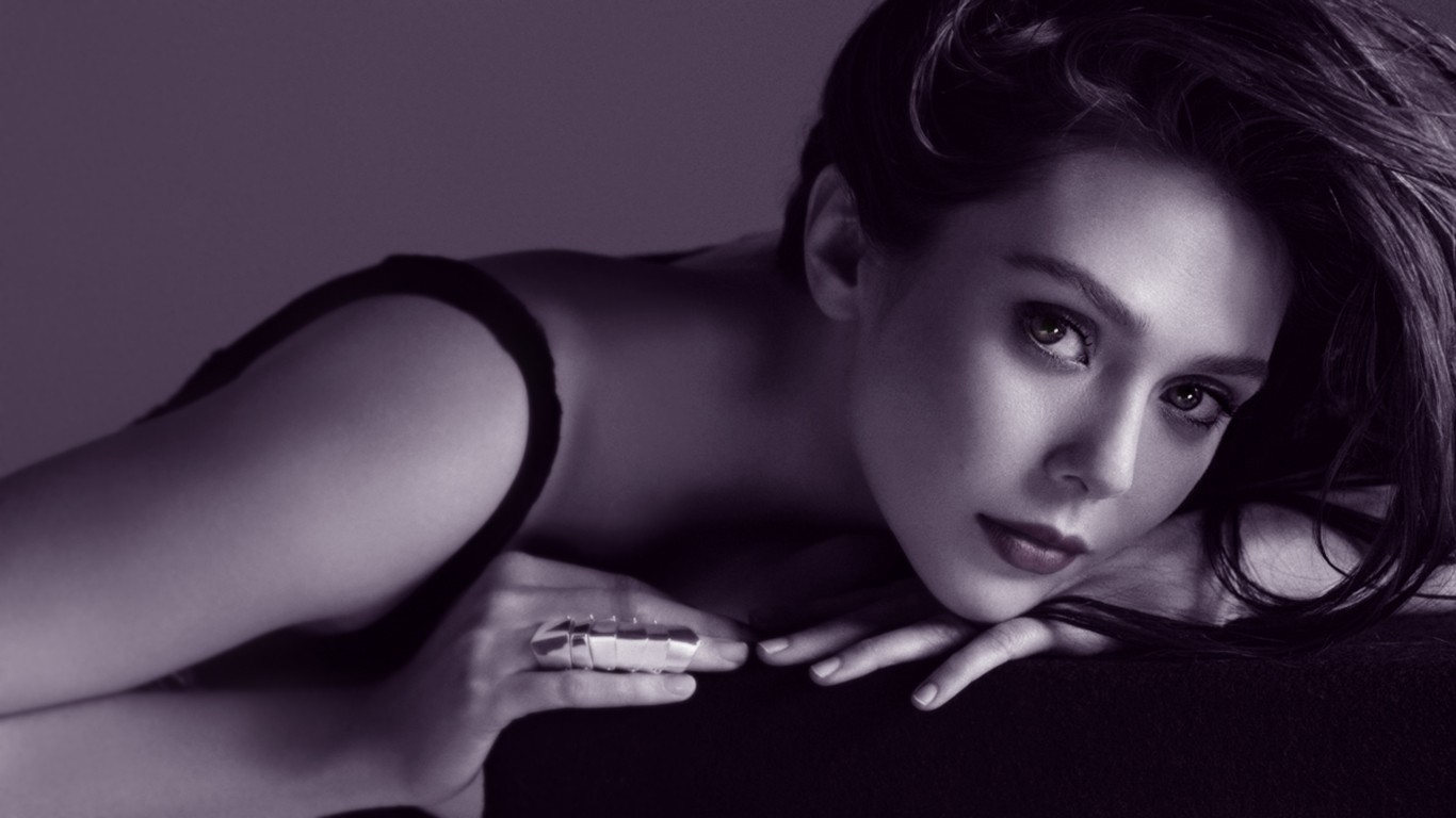 Elizabeth Olsen monochrome portrait HD Wallpaper