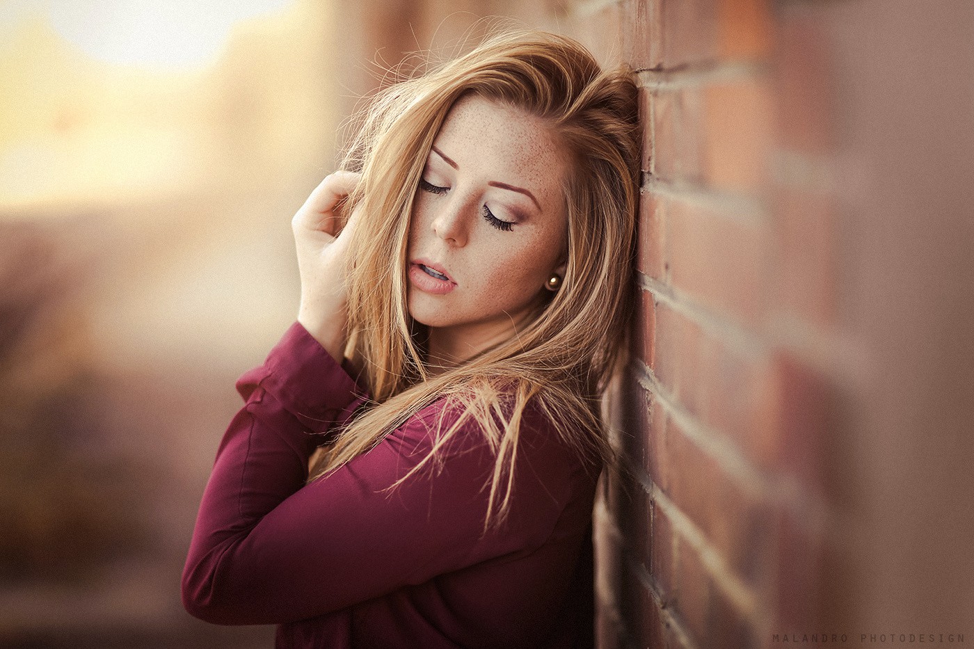 Portrait of a blonde woman with freckles HD Wallpaper