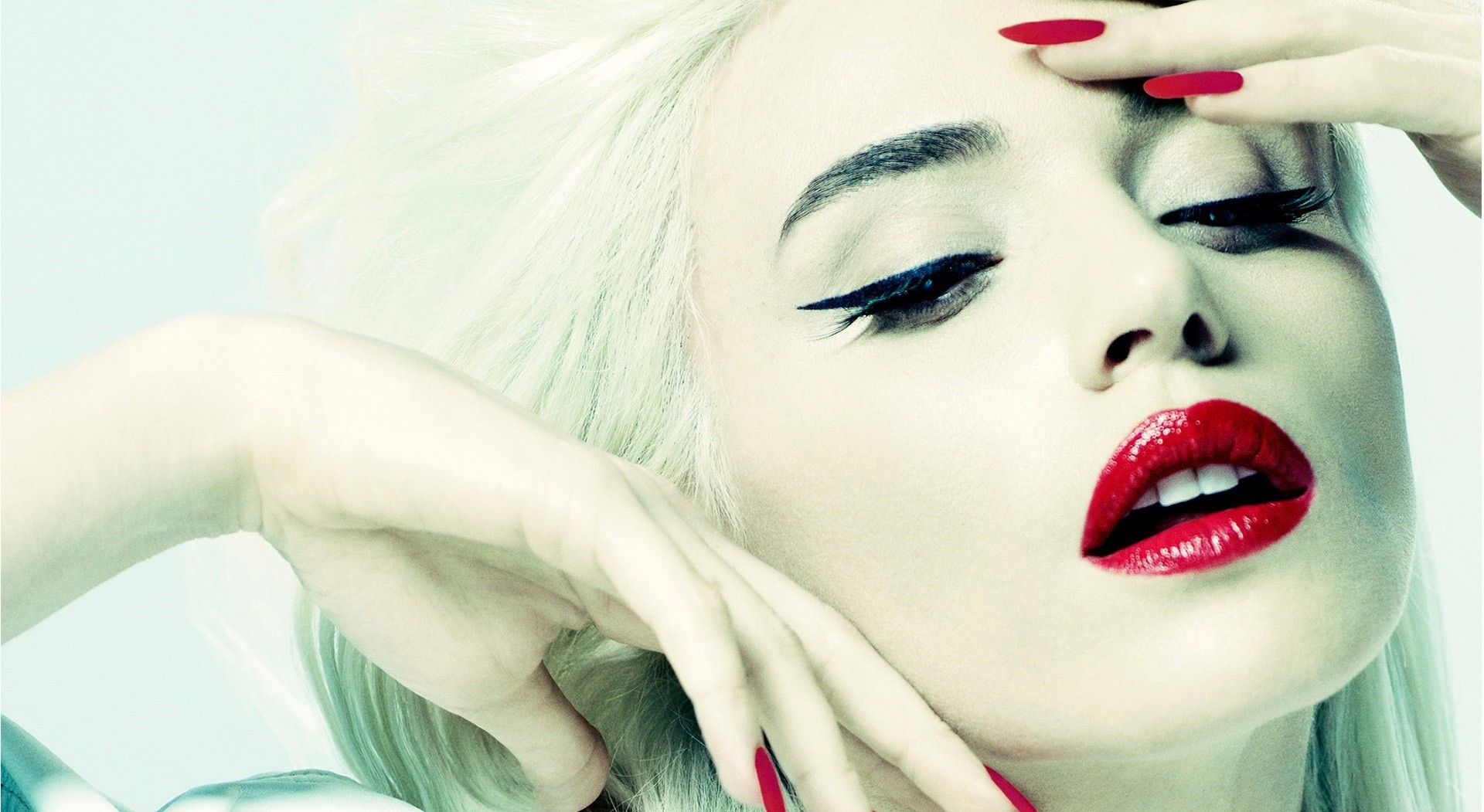 Singer Gülşen with red lipstick and nails HD Wallpaper