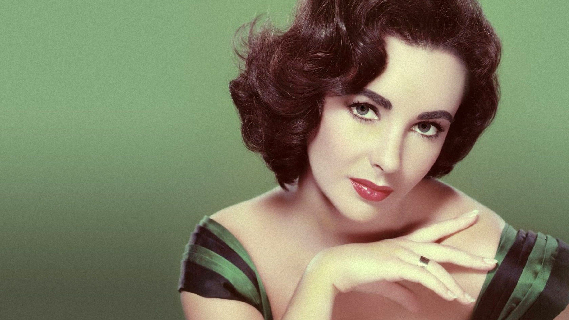 Elizabeth Taylor in a vintage portrait HD Wallpaper