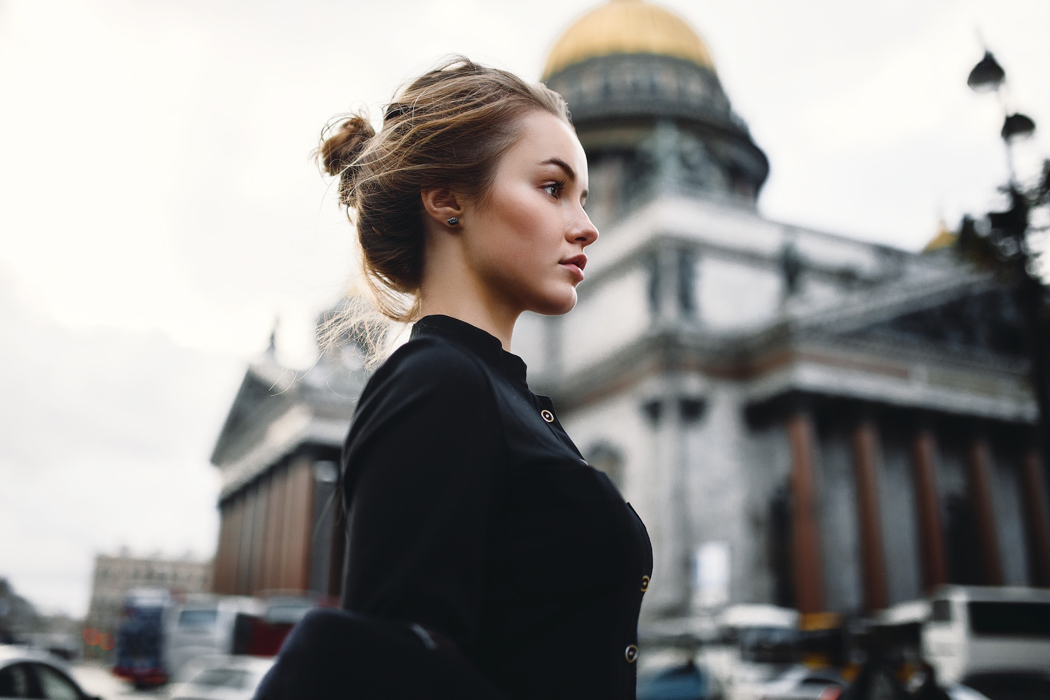 Julia Tavrina in front of a building with a golden dome HD Wallpaper