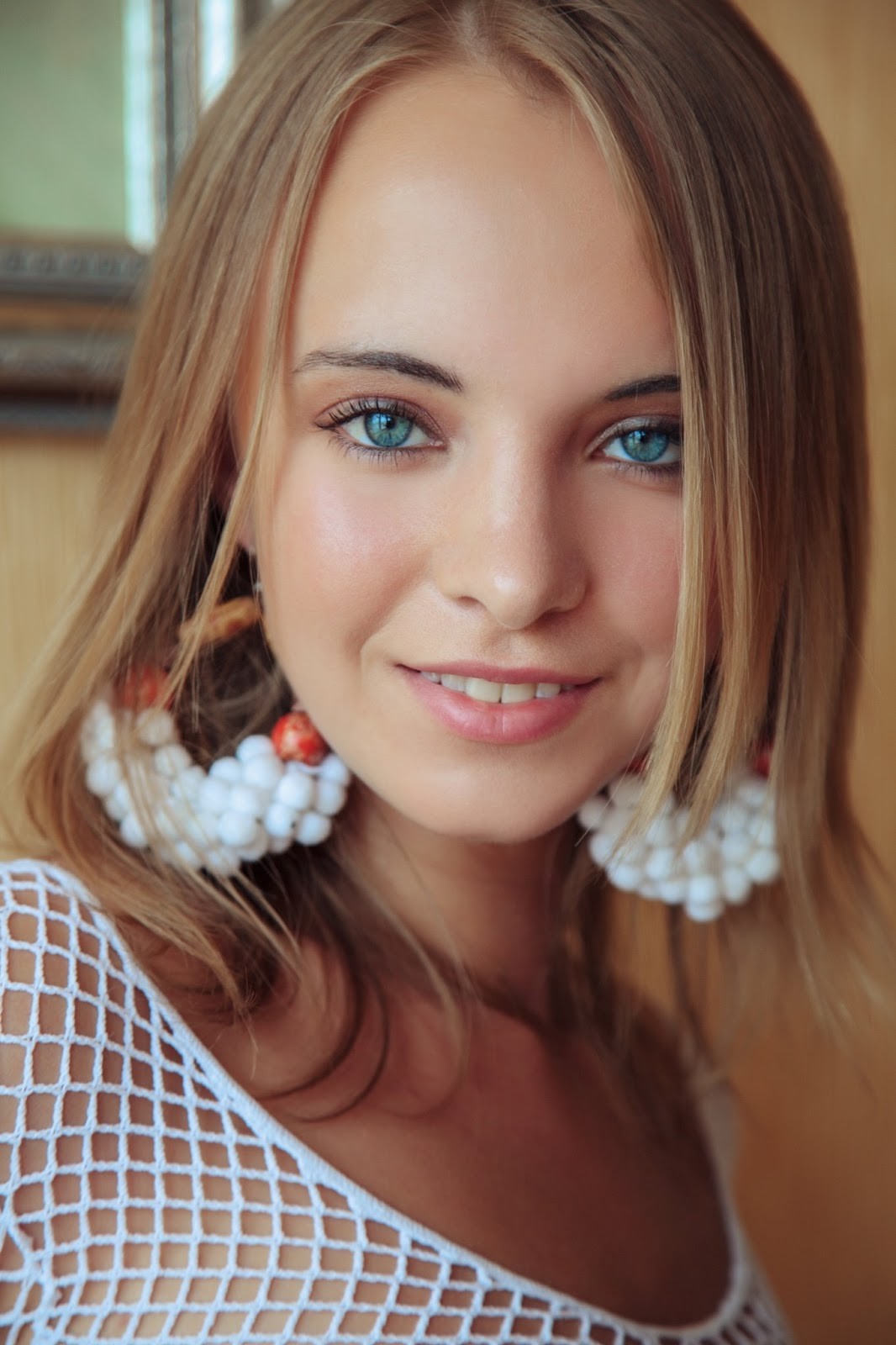 Woman with blue eyes and large earrings HD Wallpaper