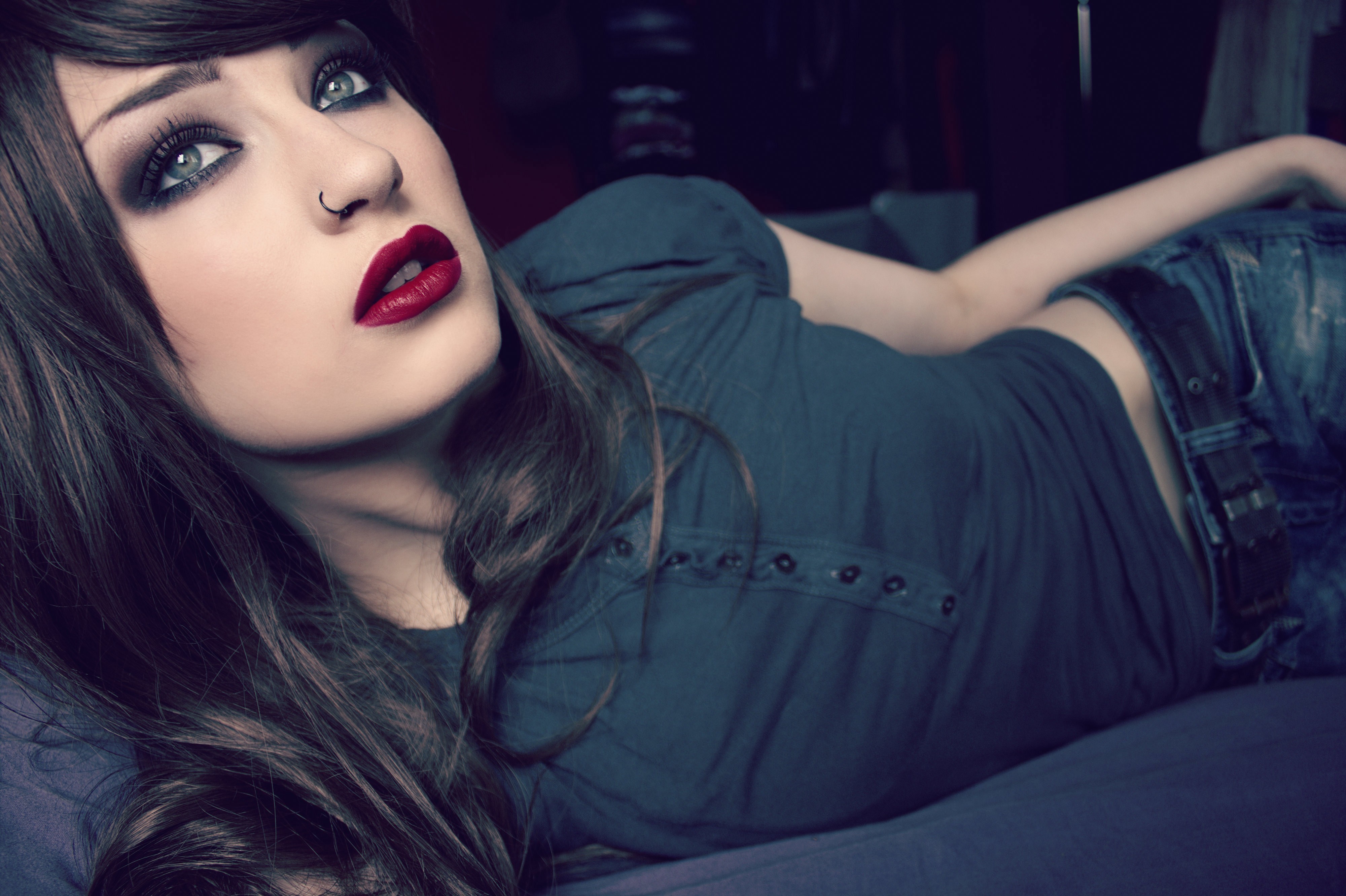 Niky Von Macabre wearing lipstick and jeans HD Wallpaper