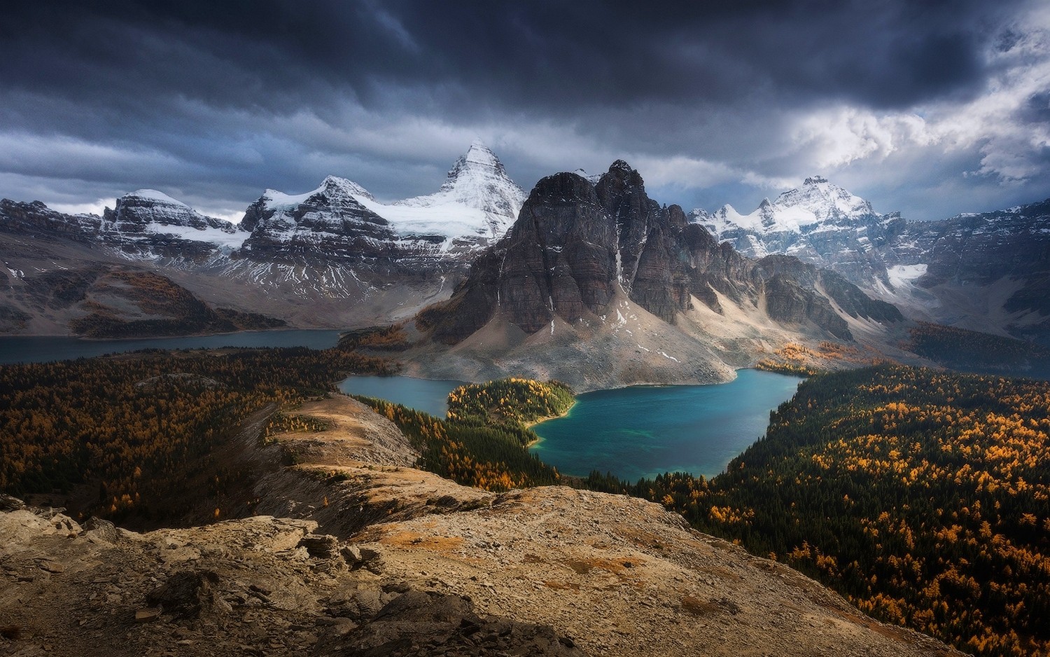 Turquoise lakes and snowy mountains in Canada during fall HD Wallpaper