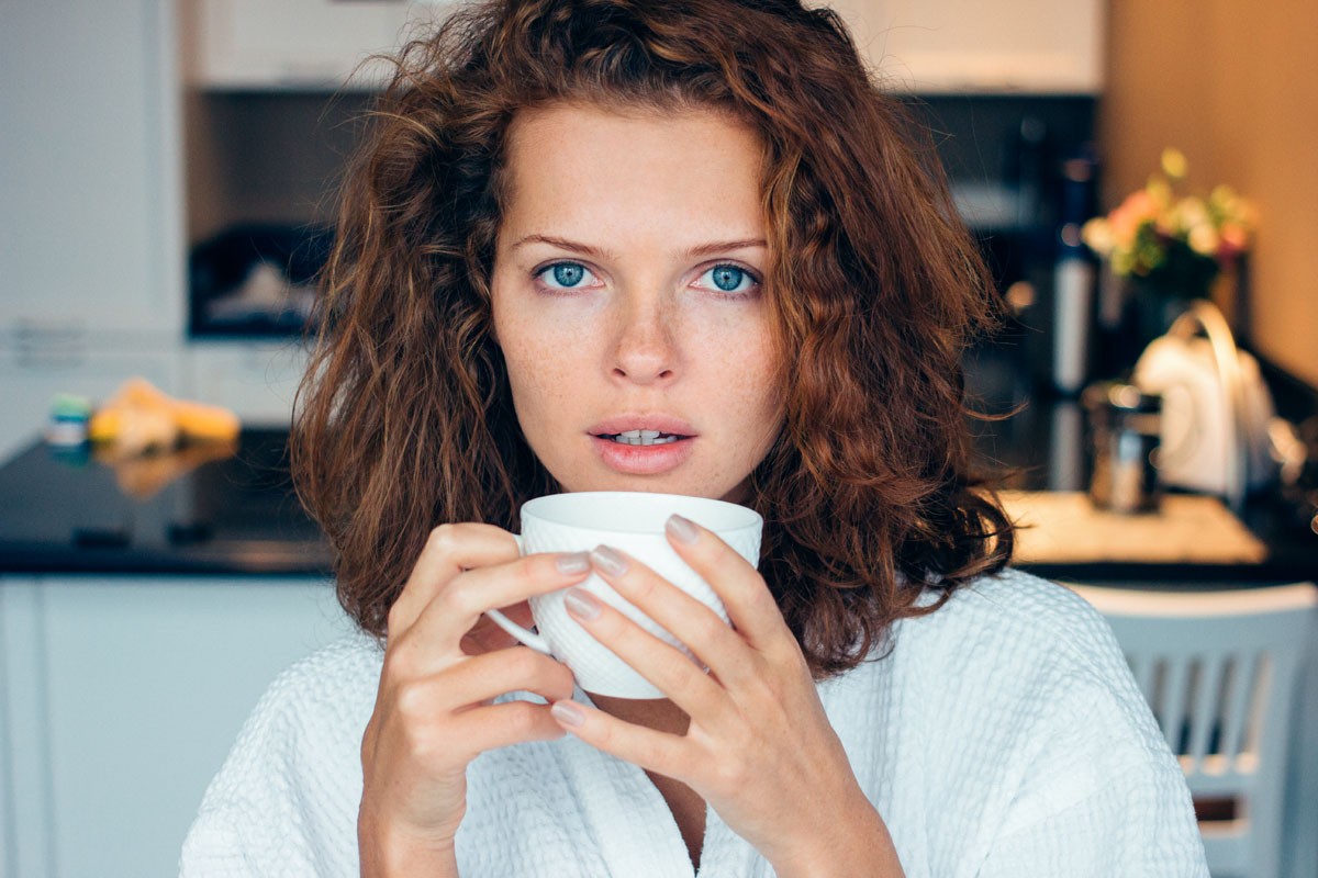 Lera Lakhina with blue eyes holding a cup HD Wallpaper