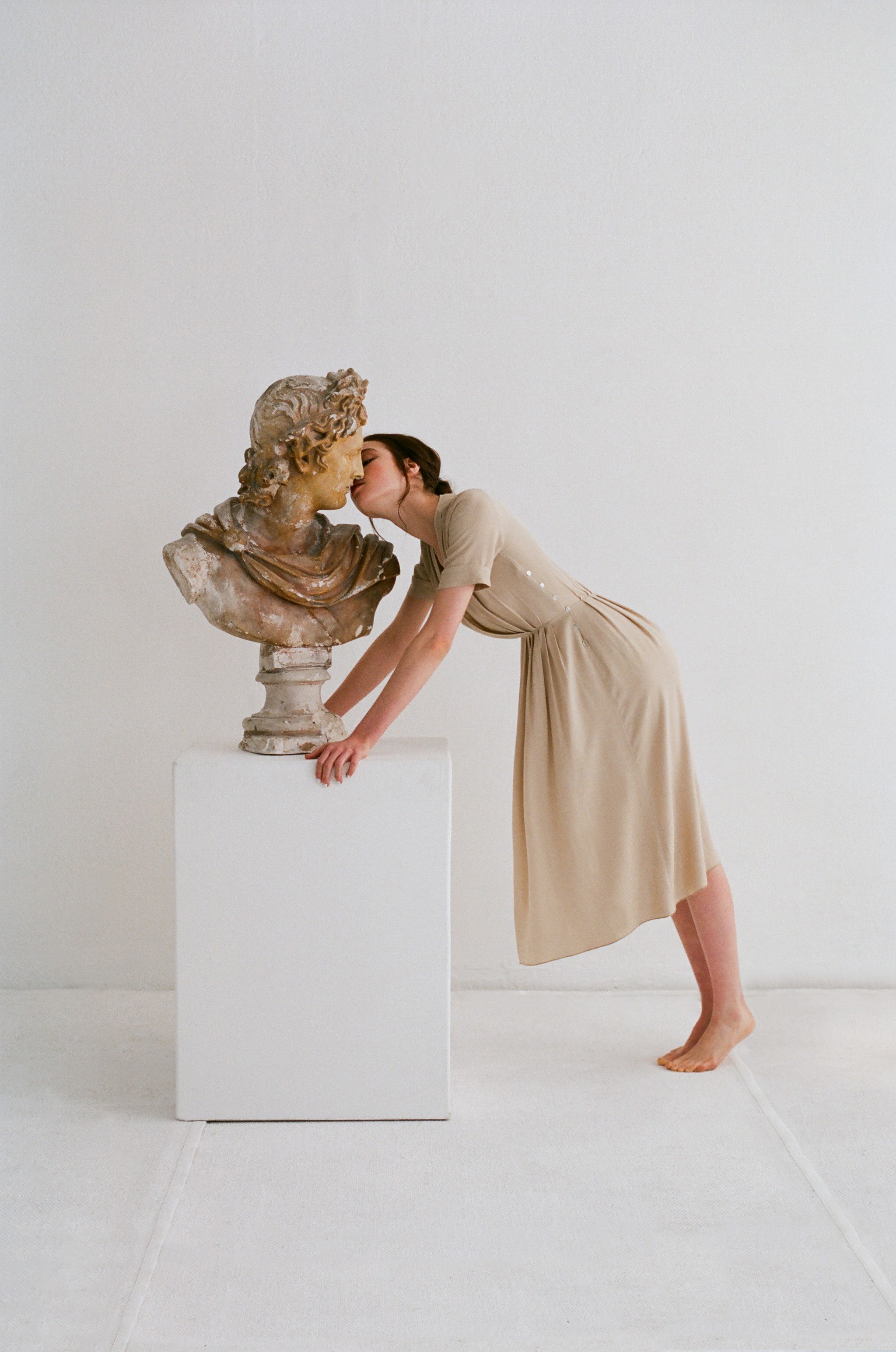 Woman kissing a Roman sculpture HD Wallpaper