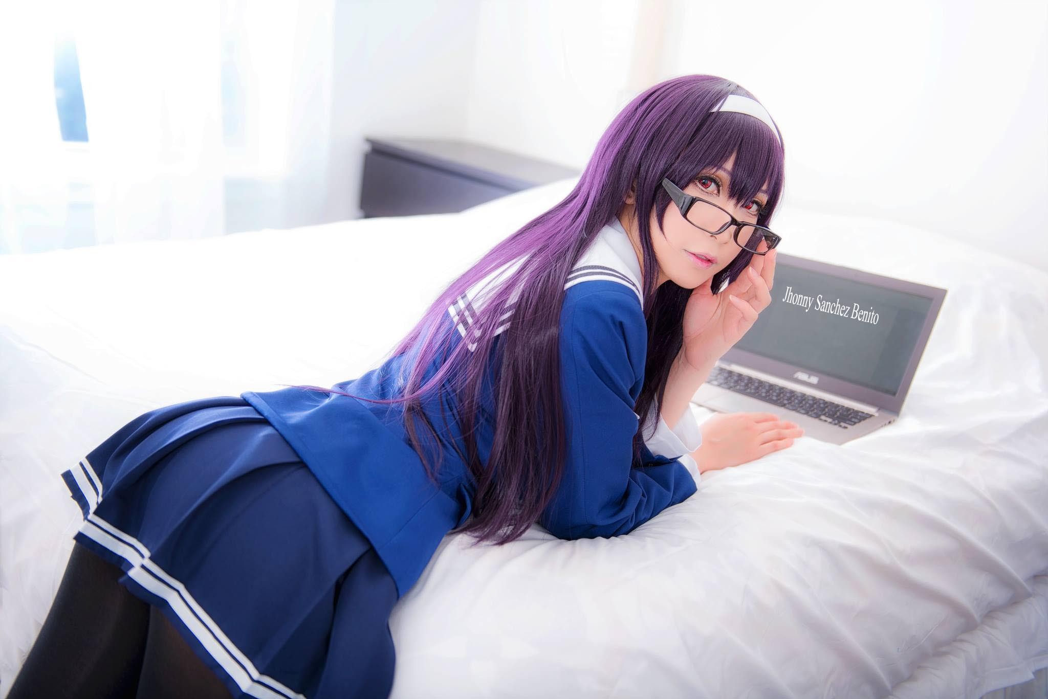 Kasumigaoka Utaha cosplay with laptop on bed HD Wallpaper