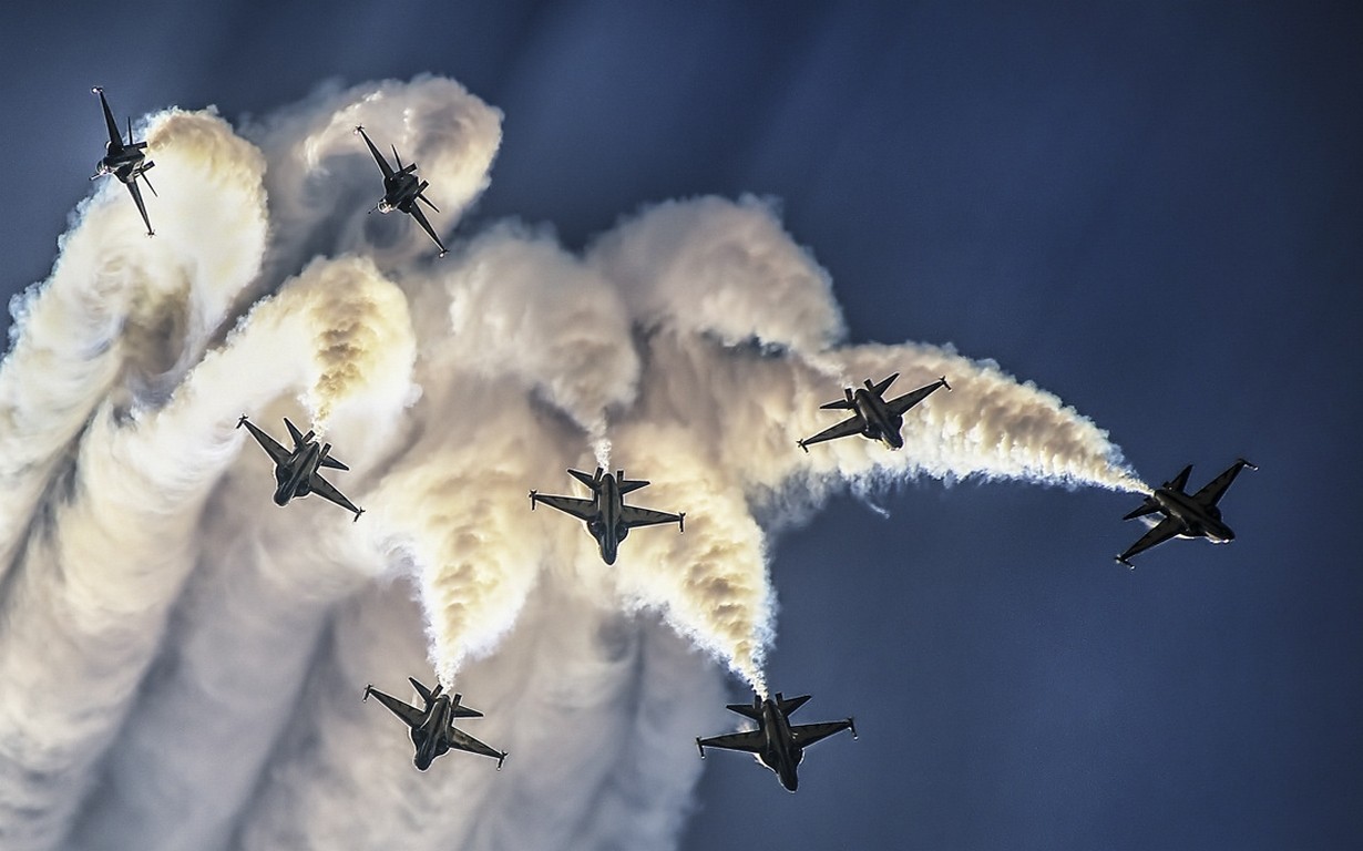 Thunderbirds Air Force jets perform stunts with smoke trails HD Wallpaper