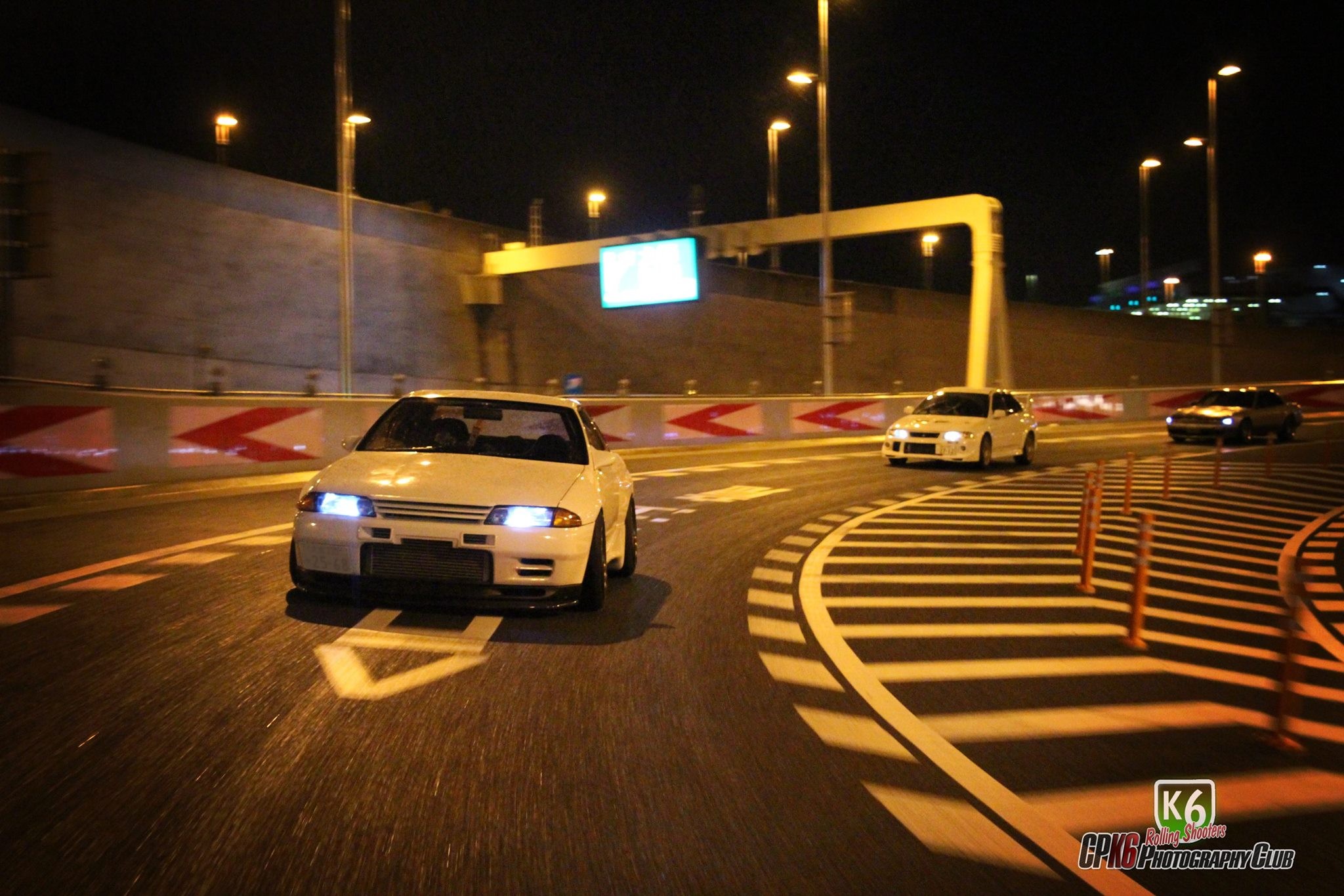 White Nissan Skyline R32 and other cars at night HD Wallpaper
