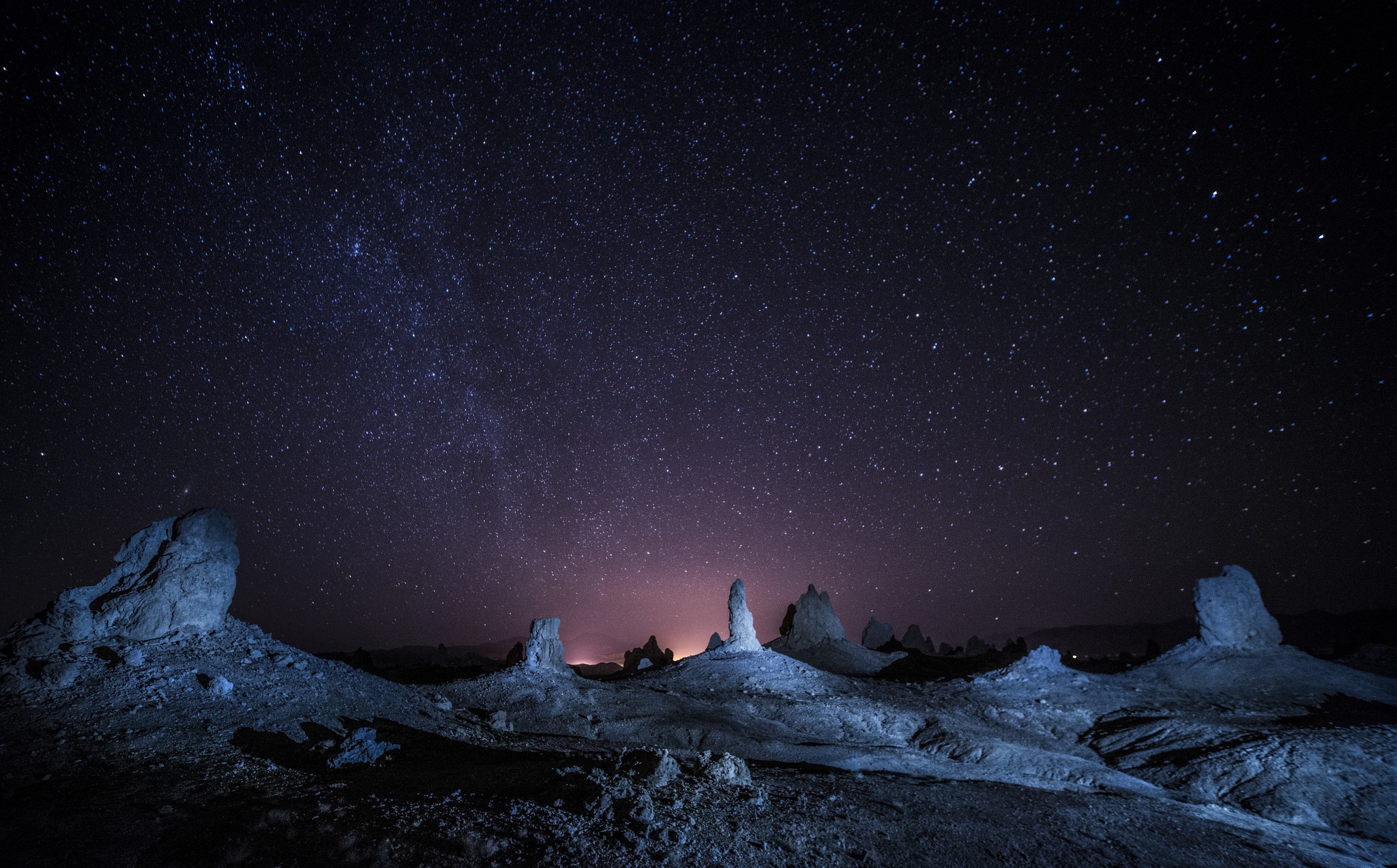 Starry night over desert rock formations HD Wallpaper