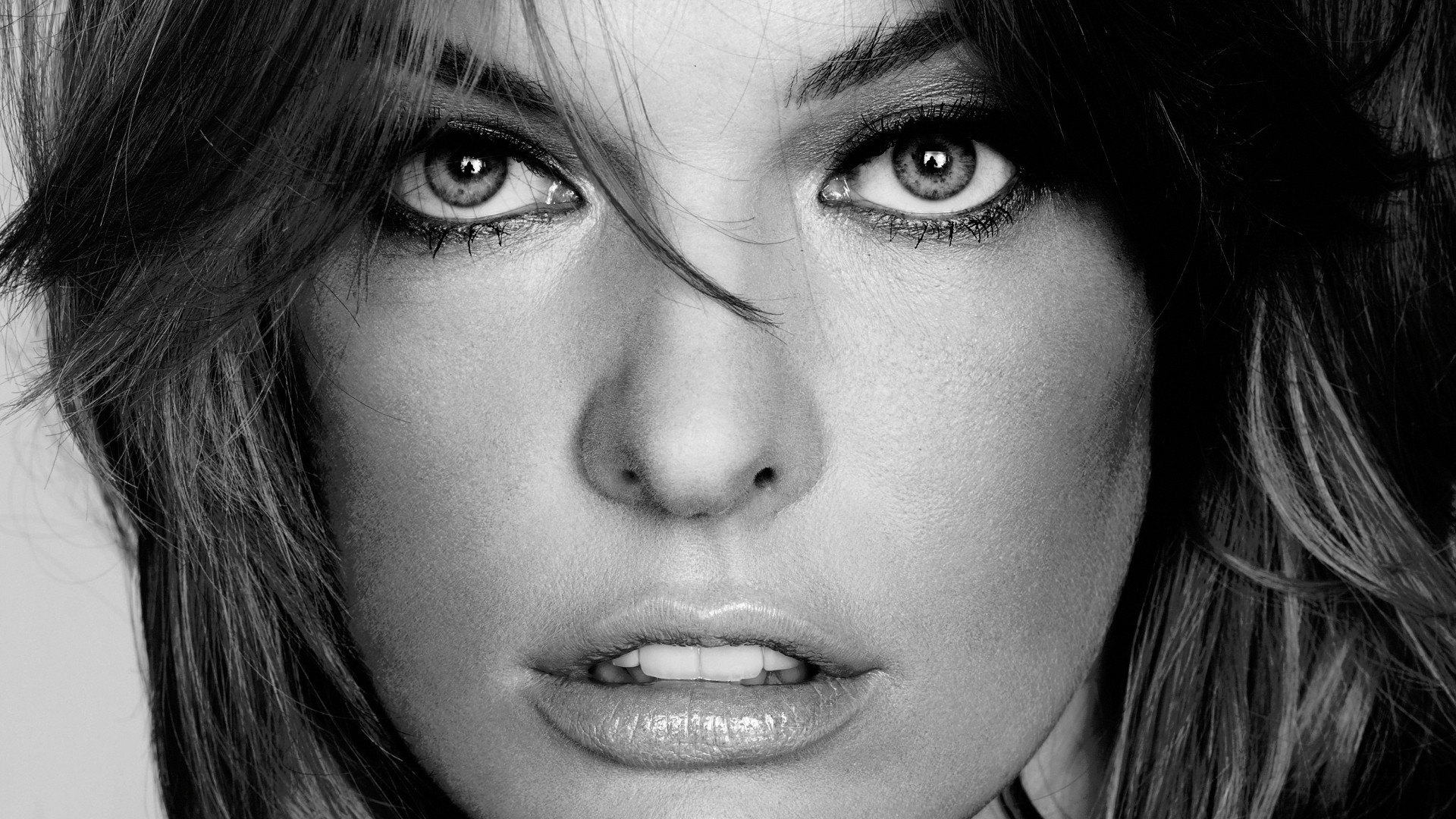 Monochrome close-up of Milla Jovovich's face HD Wallpaper