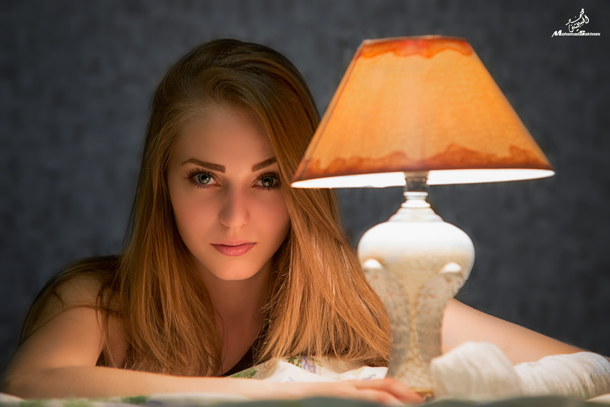 Woman by a lamp HD Wallpaper