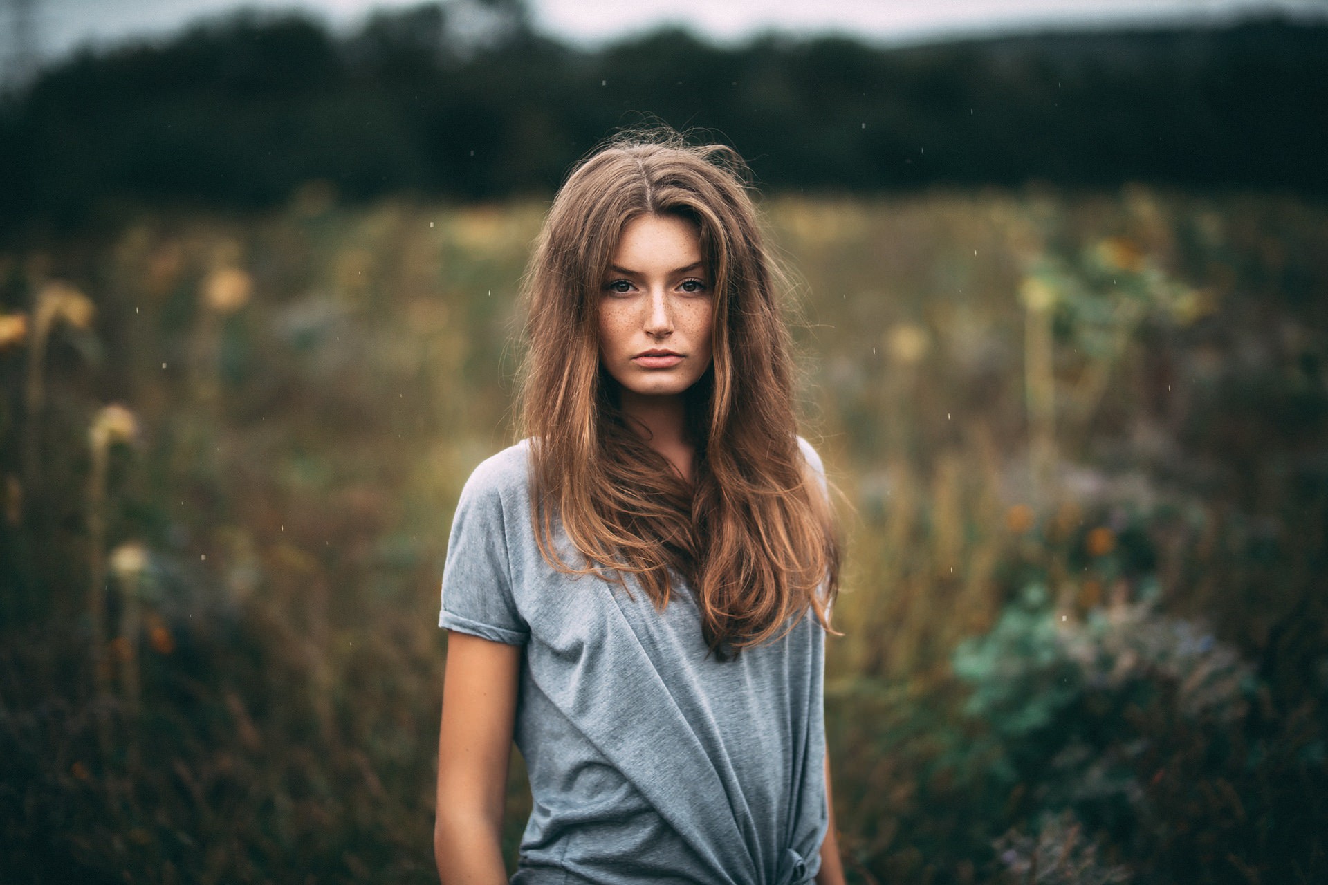 Portrait of a woman in a field HD Wallpaper
