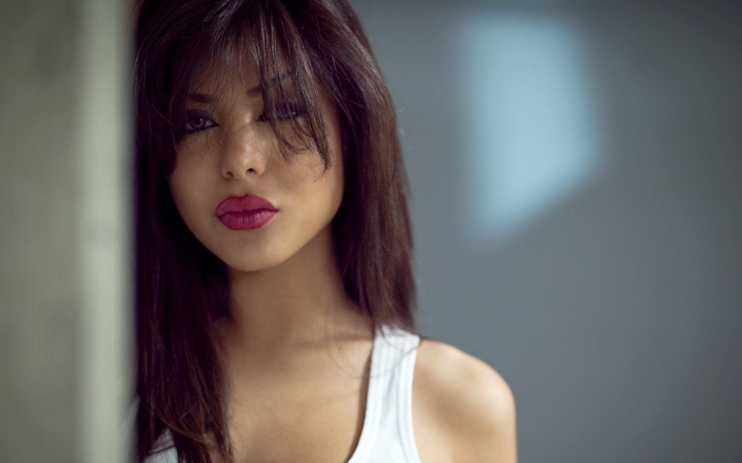 Model Delaram Razavi wearing a white tank top HD Wallpaper