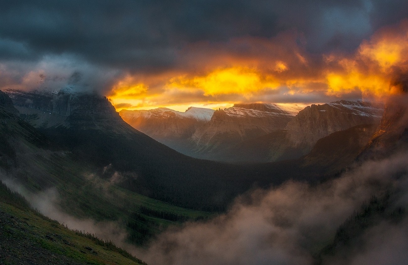 Sunset over mountains with mist in Glacier National Park HD Wallpaper
