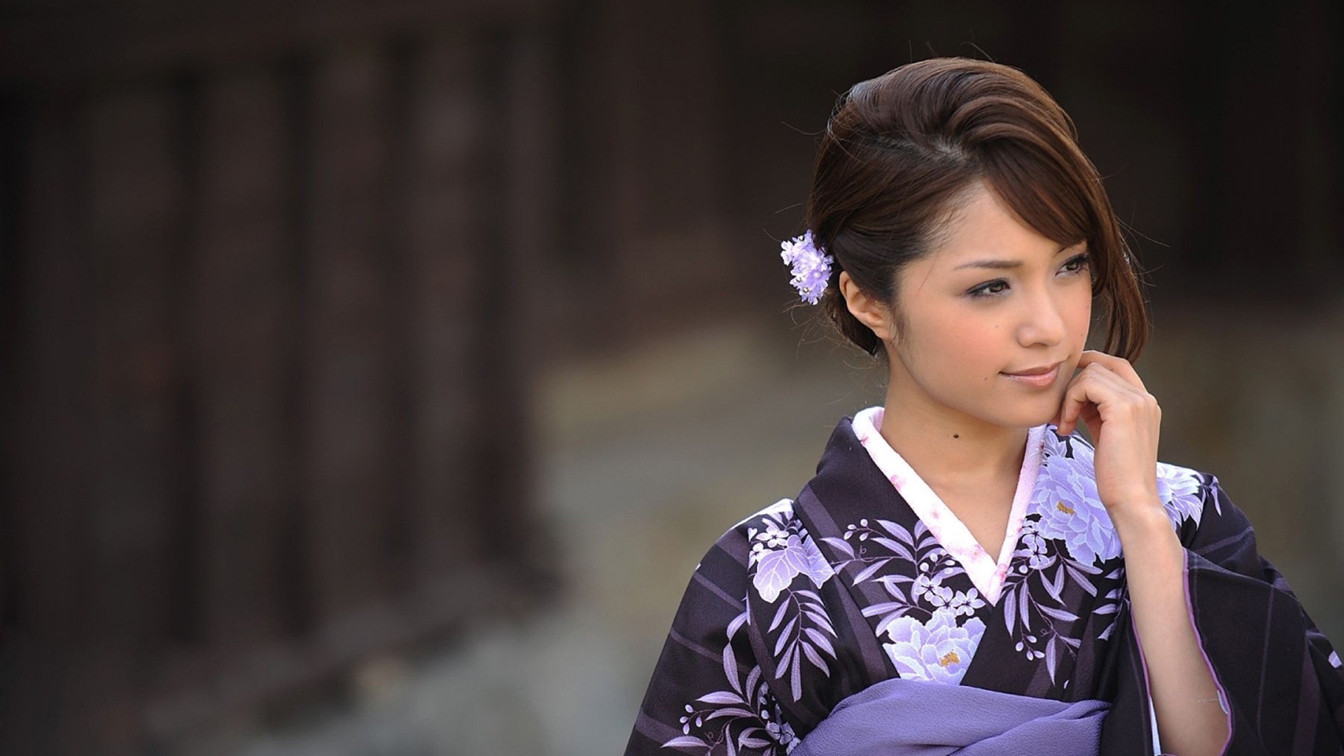 Mihiro Taniguchi in a traditional Japanese kimono HD Wallpaper