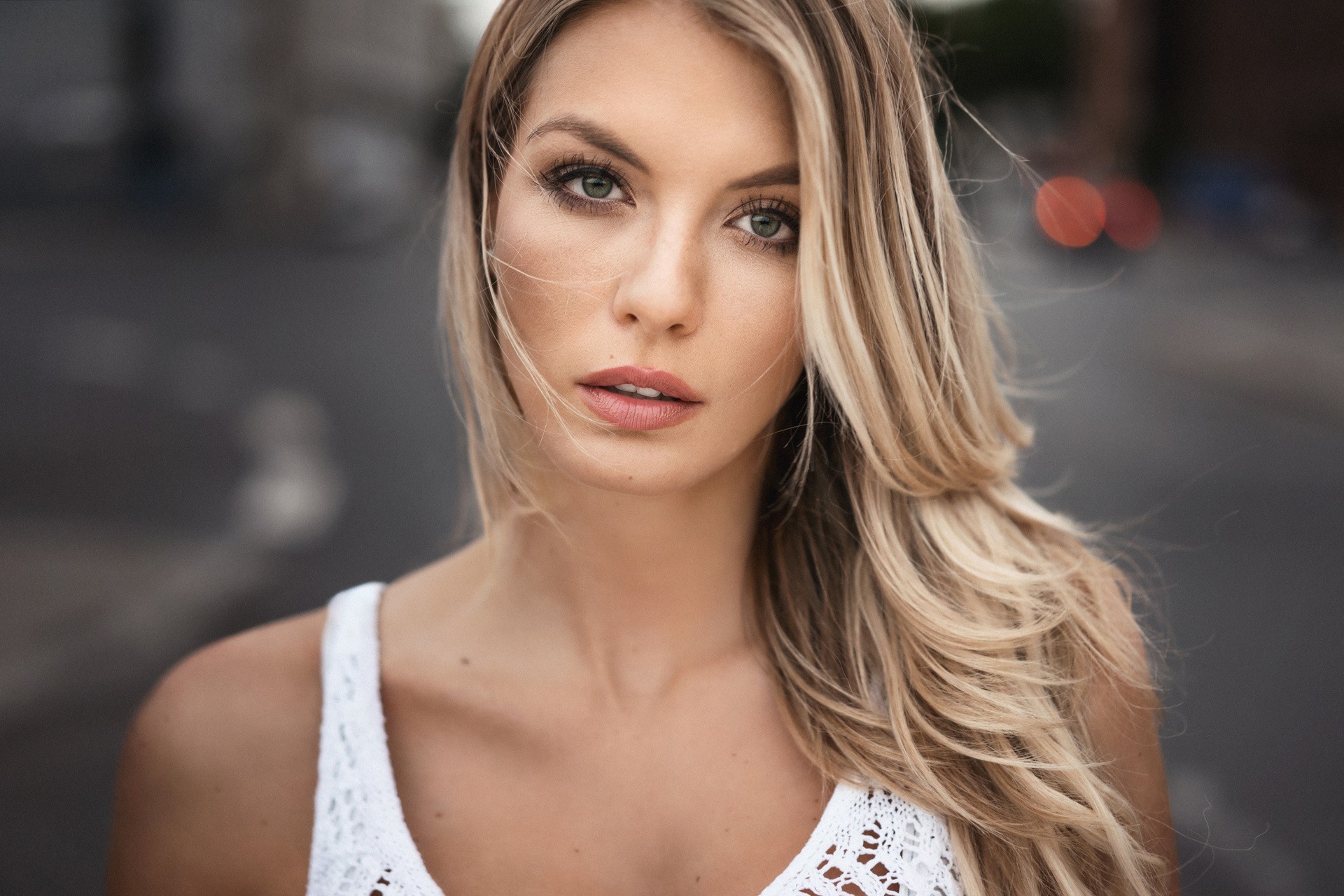 Portrait of a blonde woman with green eyes HD Wallpaper