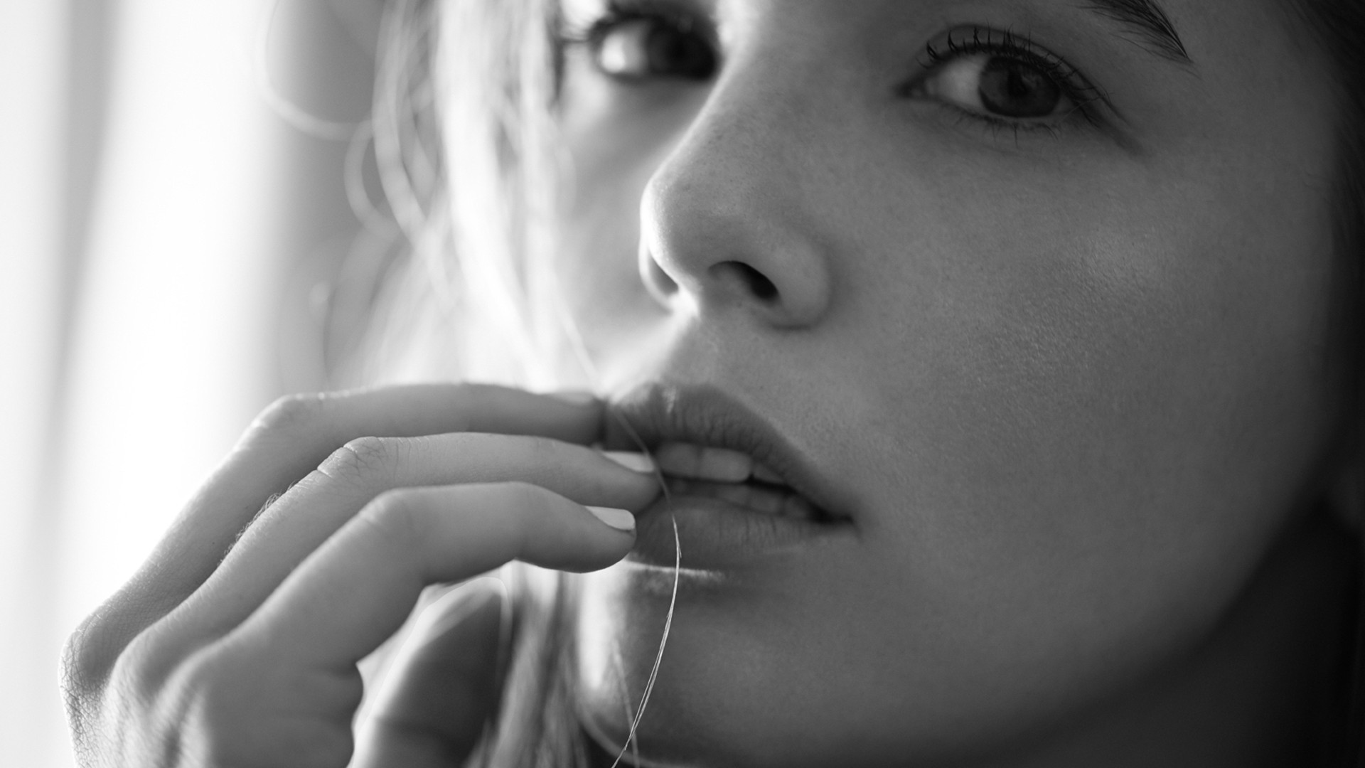 Zoey Deutch with Finger on Lips HD Wallpaper