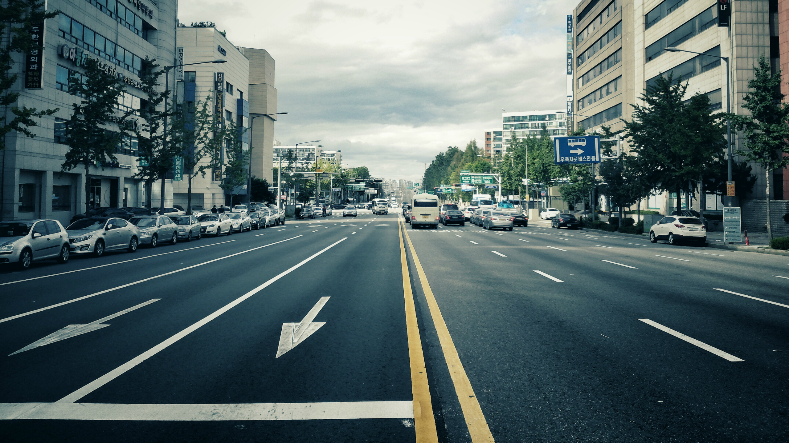 Street in Seoul with cars and buildings HD Wallpaper