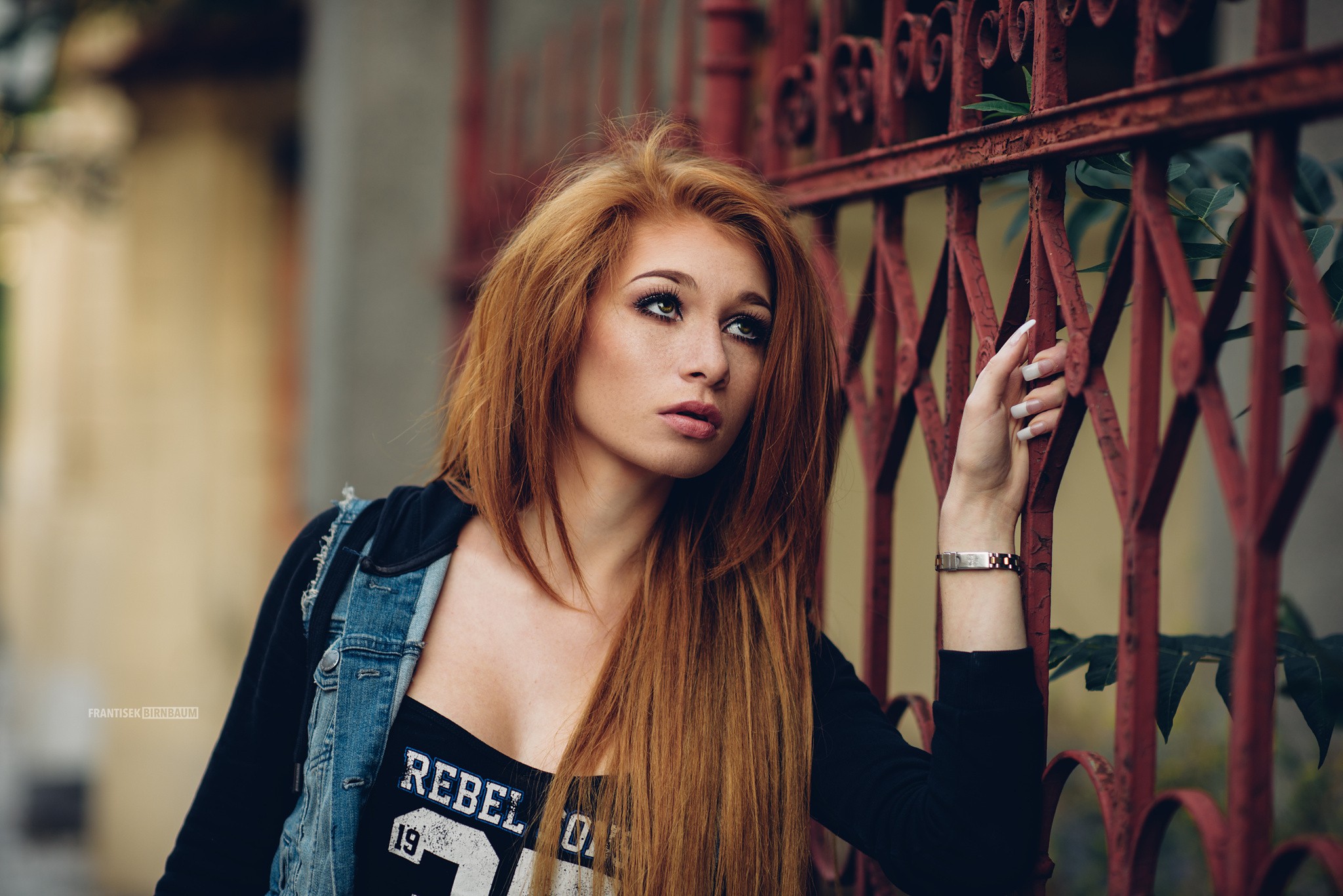 Woman with red hair leaning on a red fence HD Wallpaper