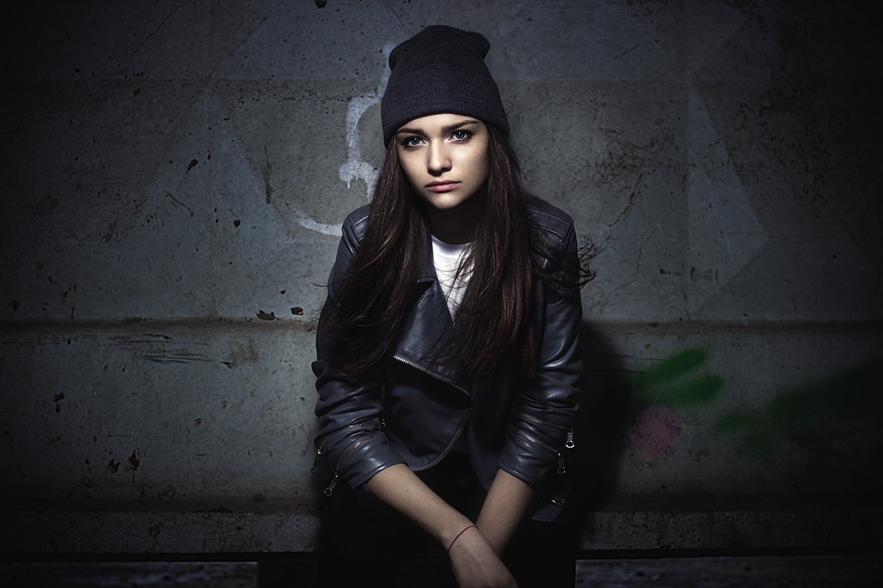 Woman in leather jacket and beanie HD Wallpaper
