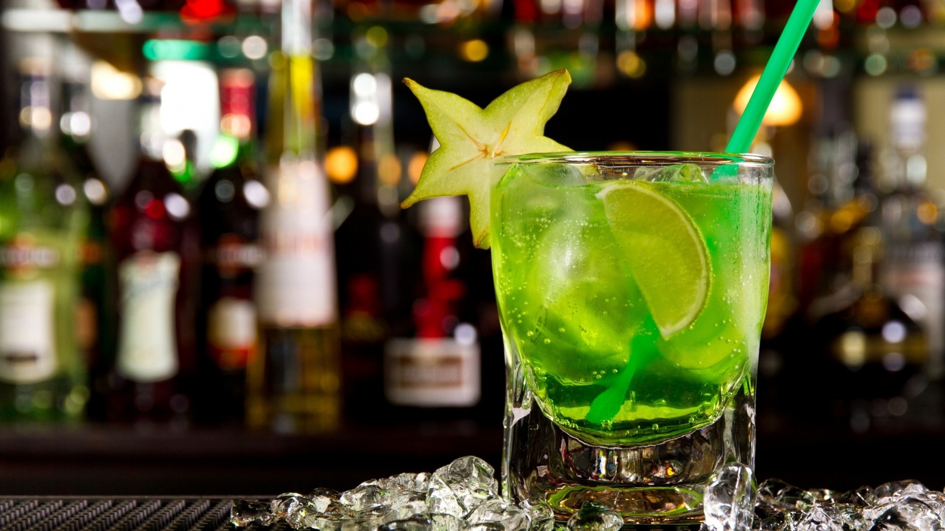 Green cocktail with star fruit and lime on ice HD Wallpaper