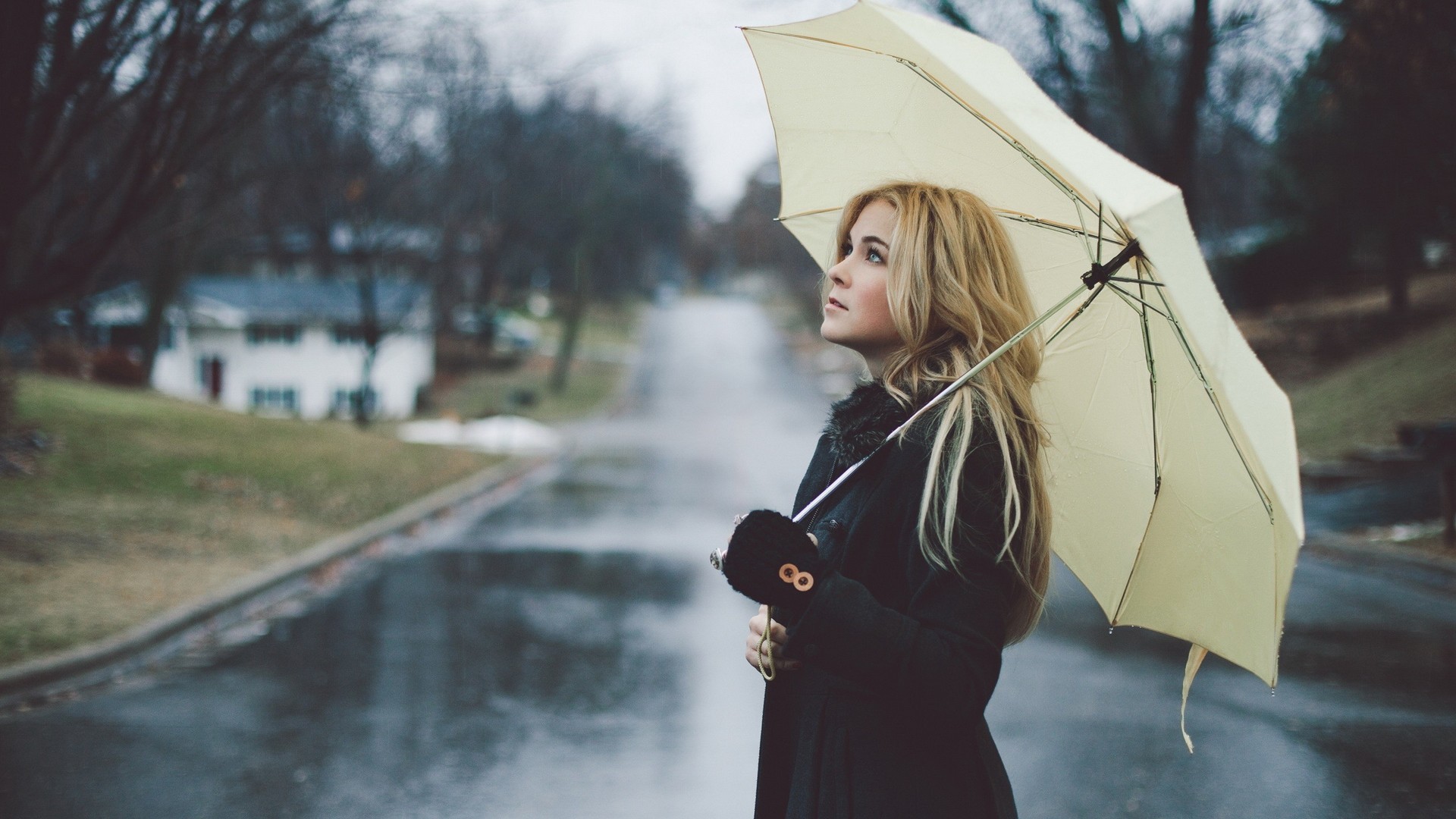 Woman with blonde hair holding an umbrella in the rain HD Wallpaper