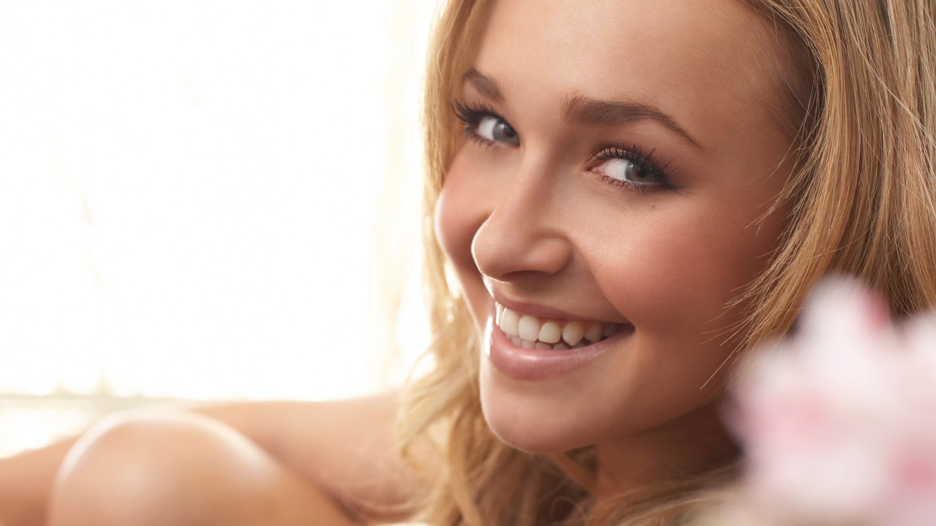 Hayden Panettiere smiling HD Wallpaper