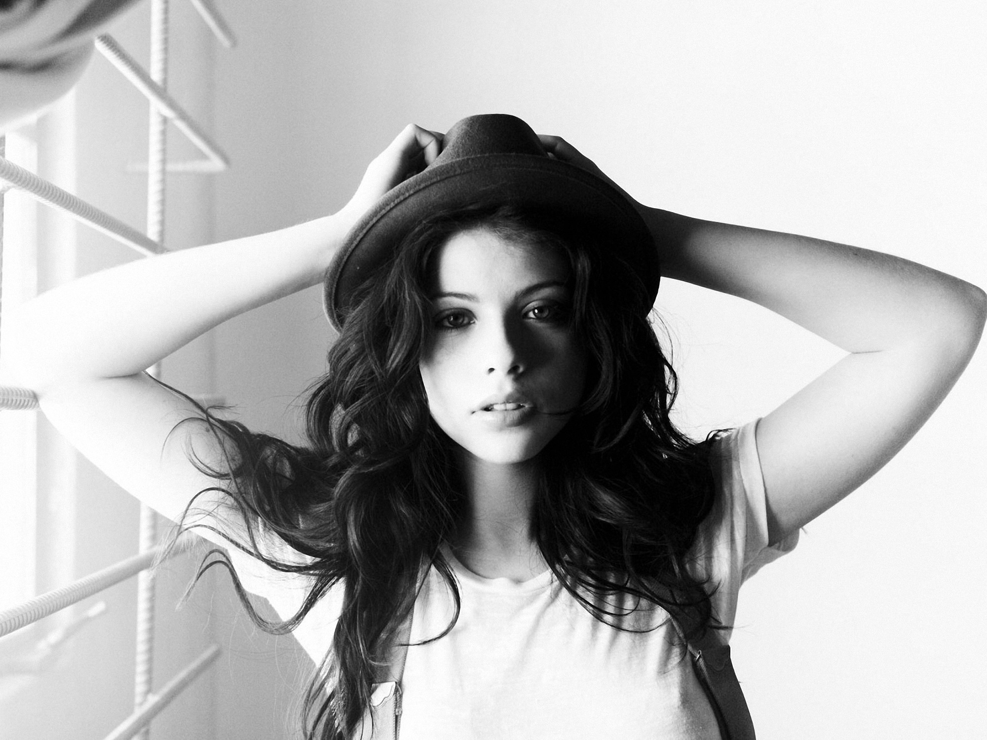 Michelle Trachtenberg wearing a hat in monochrome HD Wallpaper