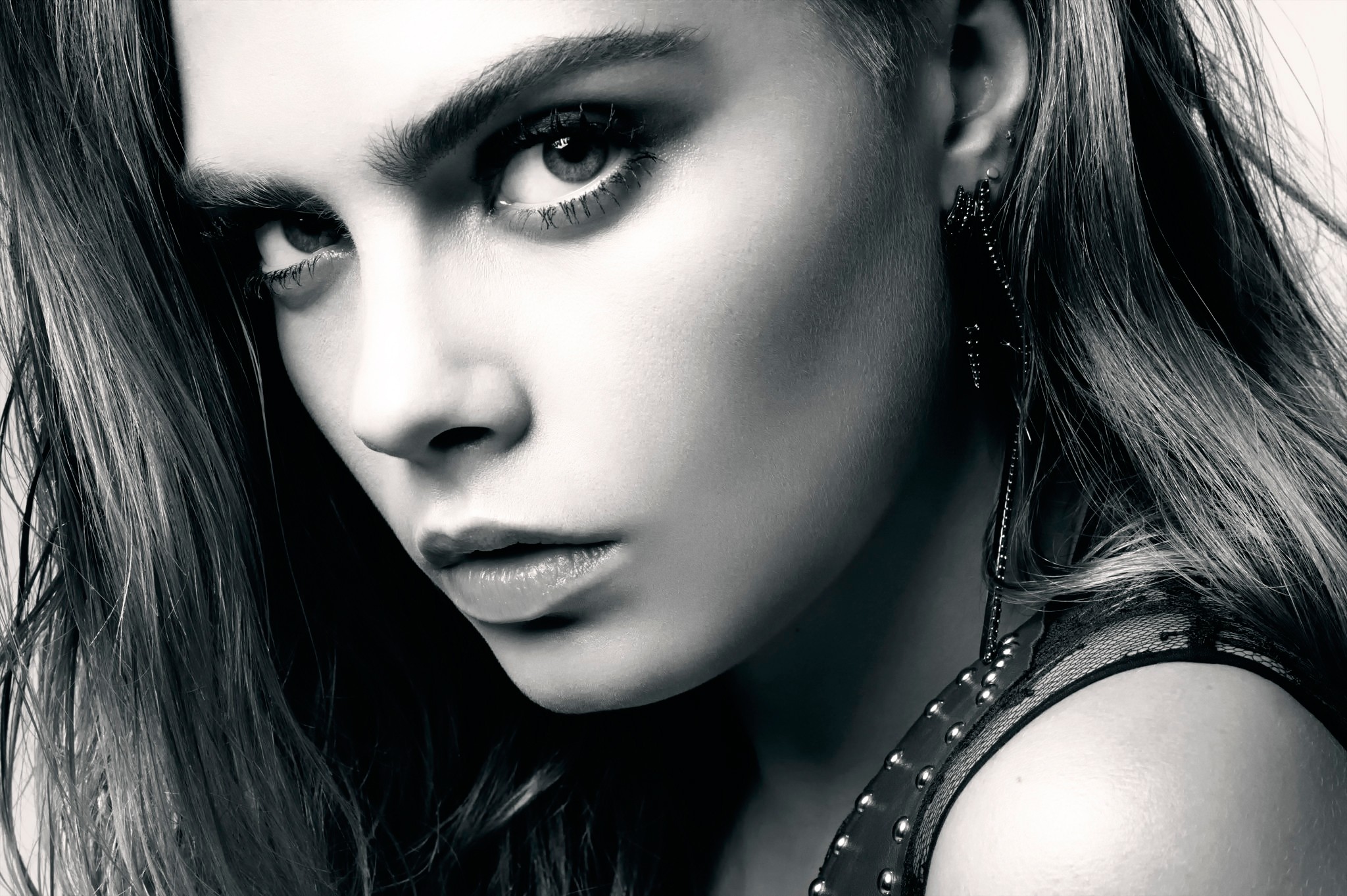 Cara Delevingne monochrome portrait with dramatic makeup HD Wallpaper