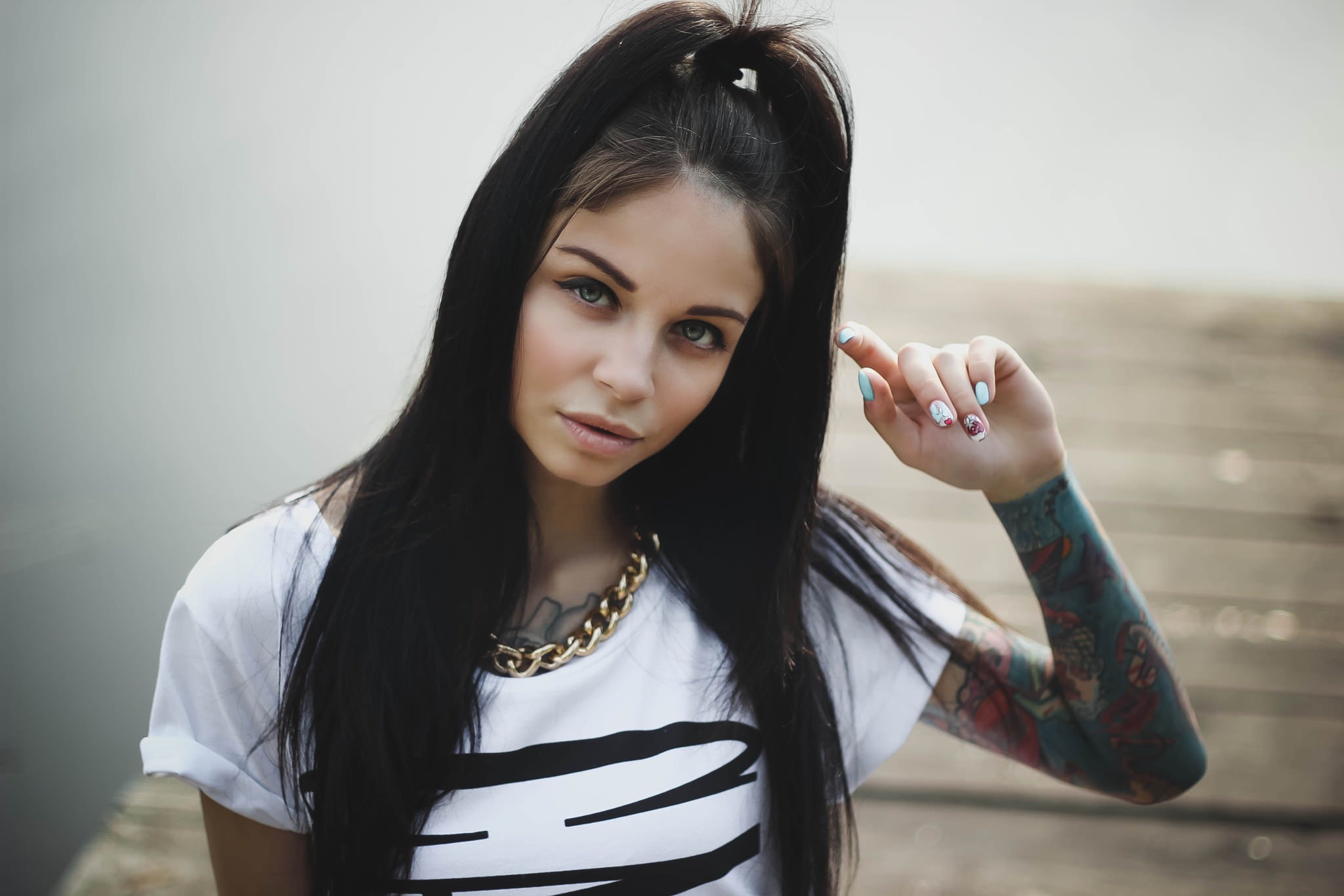 Woman with tattoos and gold chain necklace HD Wallpaper