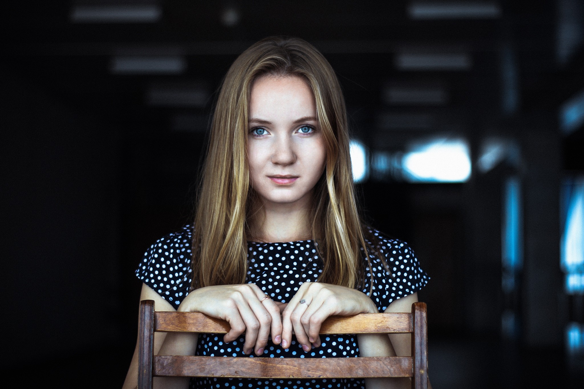 Portrait of a blonde woman sitting on a chair HD Wallpaper